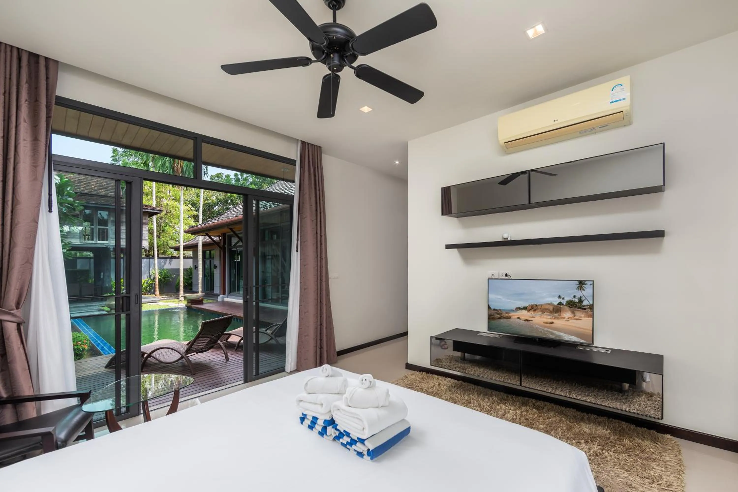 Bed in Saiyuan Estate by TropicLook