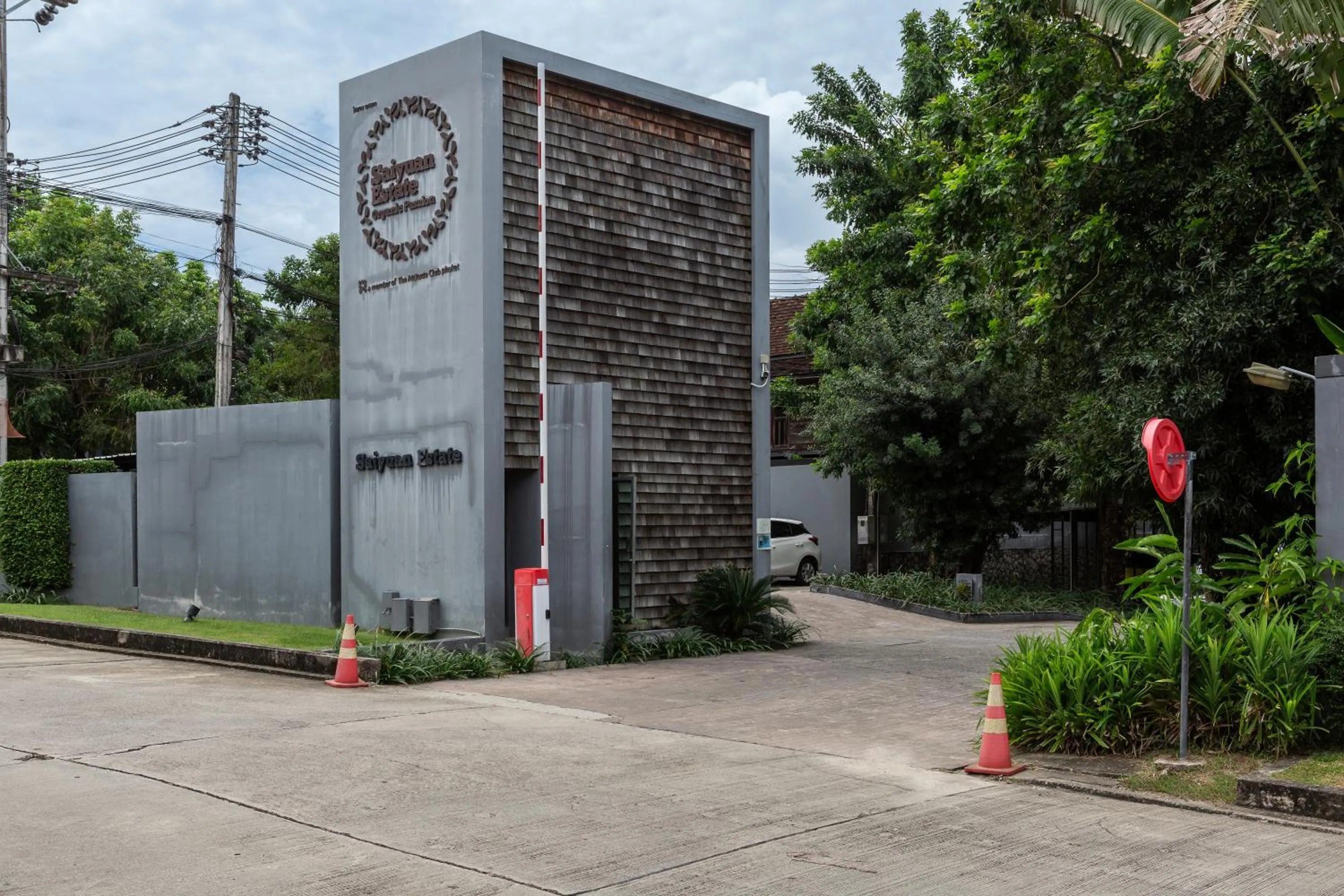 Facade/entrance in Saiyuan Estate by TropicLook