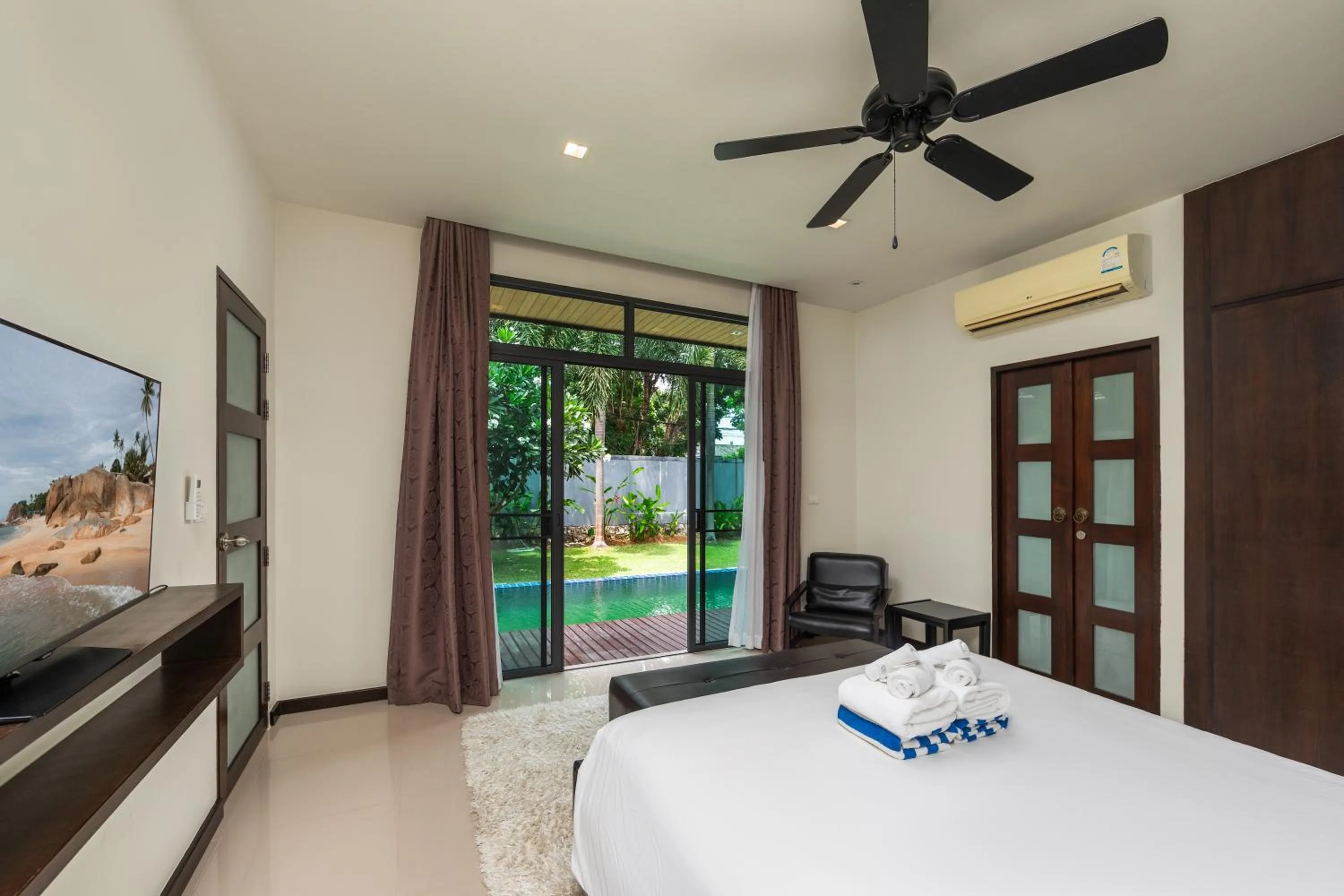 Bed in Saiyuan Estate by TropicLook