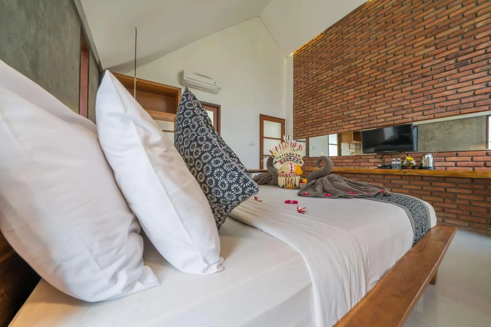 Bed in Yarama Cottages