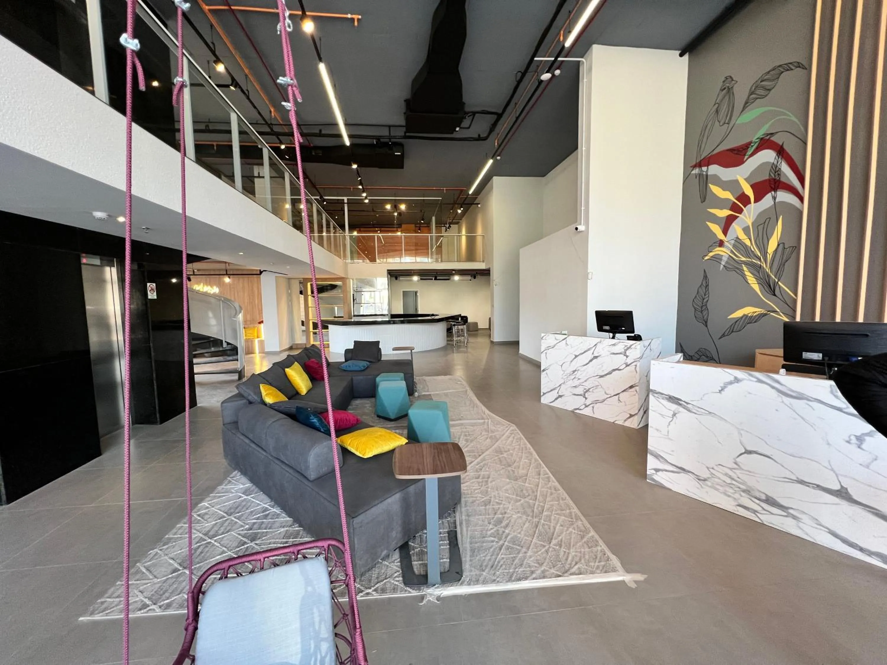 Seating area in Ramada Encore Ponta Grossa