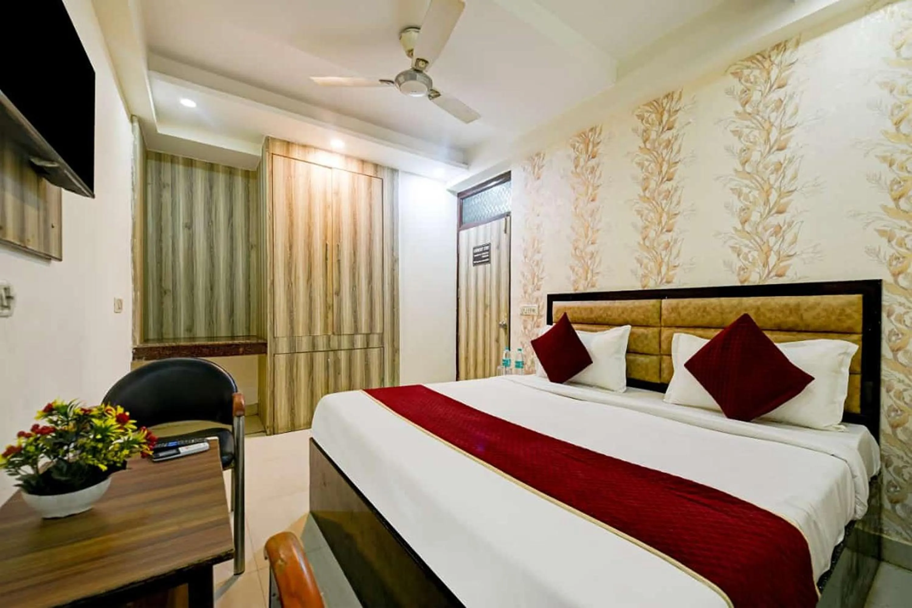 Bedroom in Hotel Lookout Stay Delhi IGI Airport