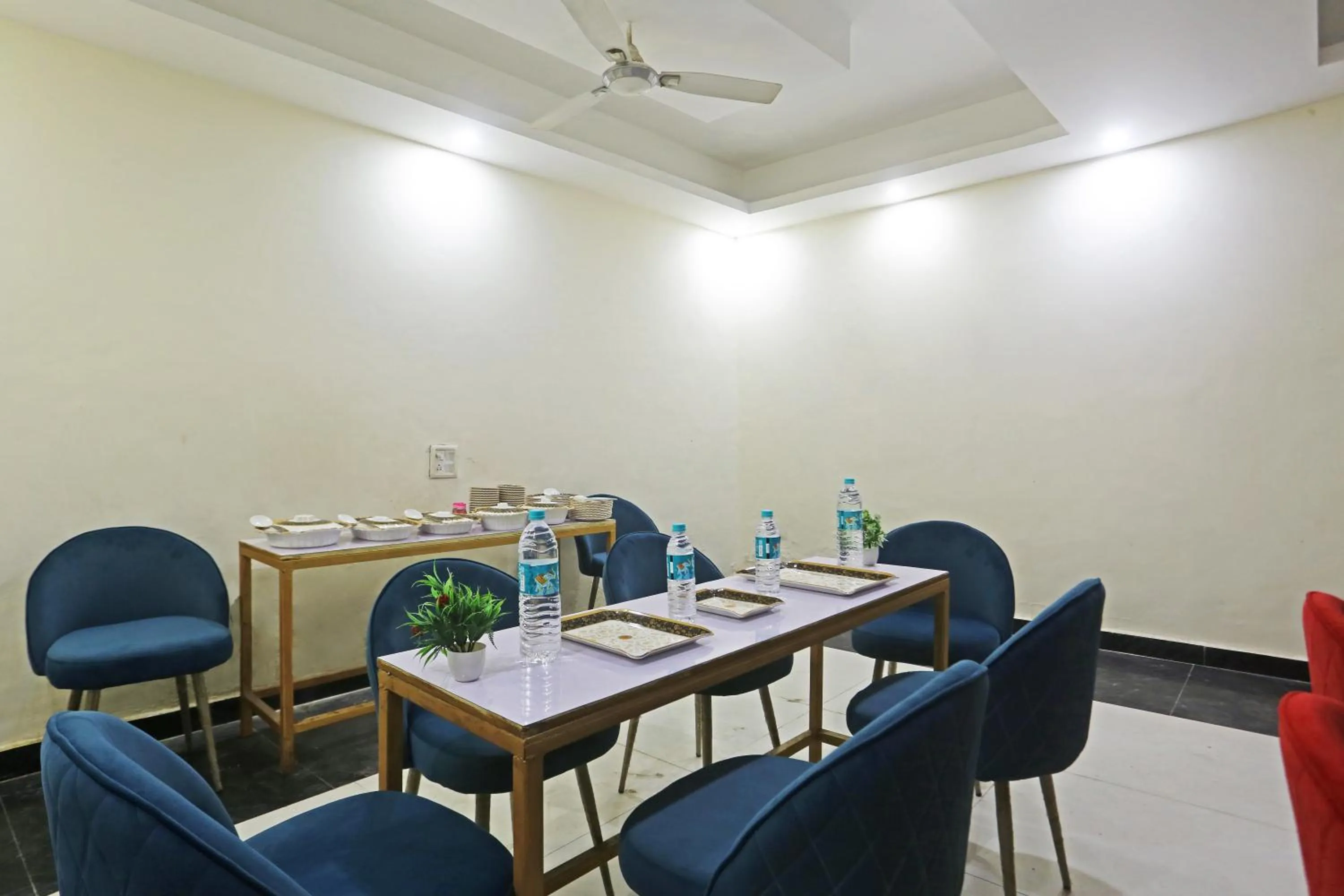 Restaurant/places to eat in Hotel Lookout Stay Delhi IGI Airport