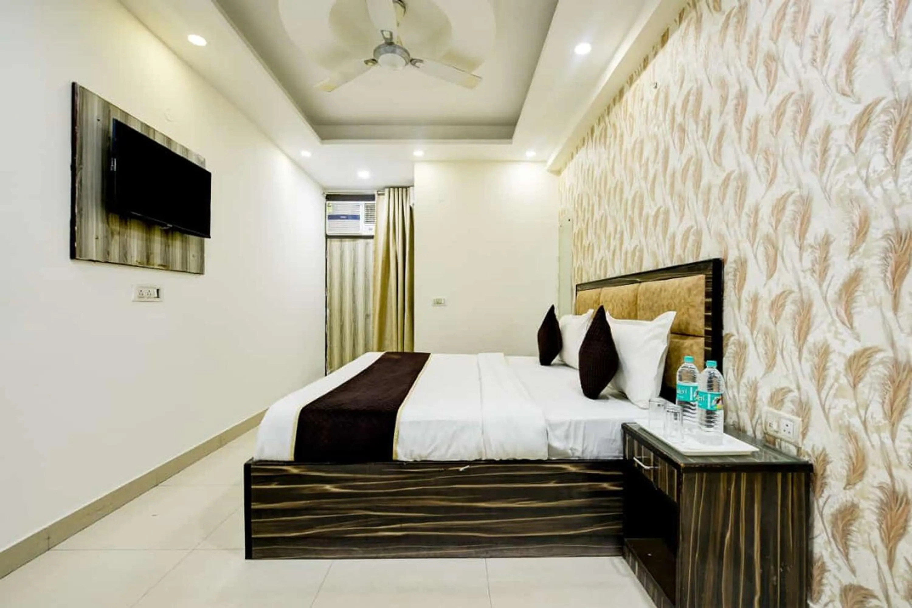 Bedroom in Hotel Lookout Stay Delhi IGI Airport