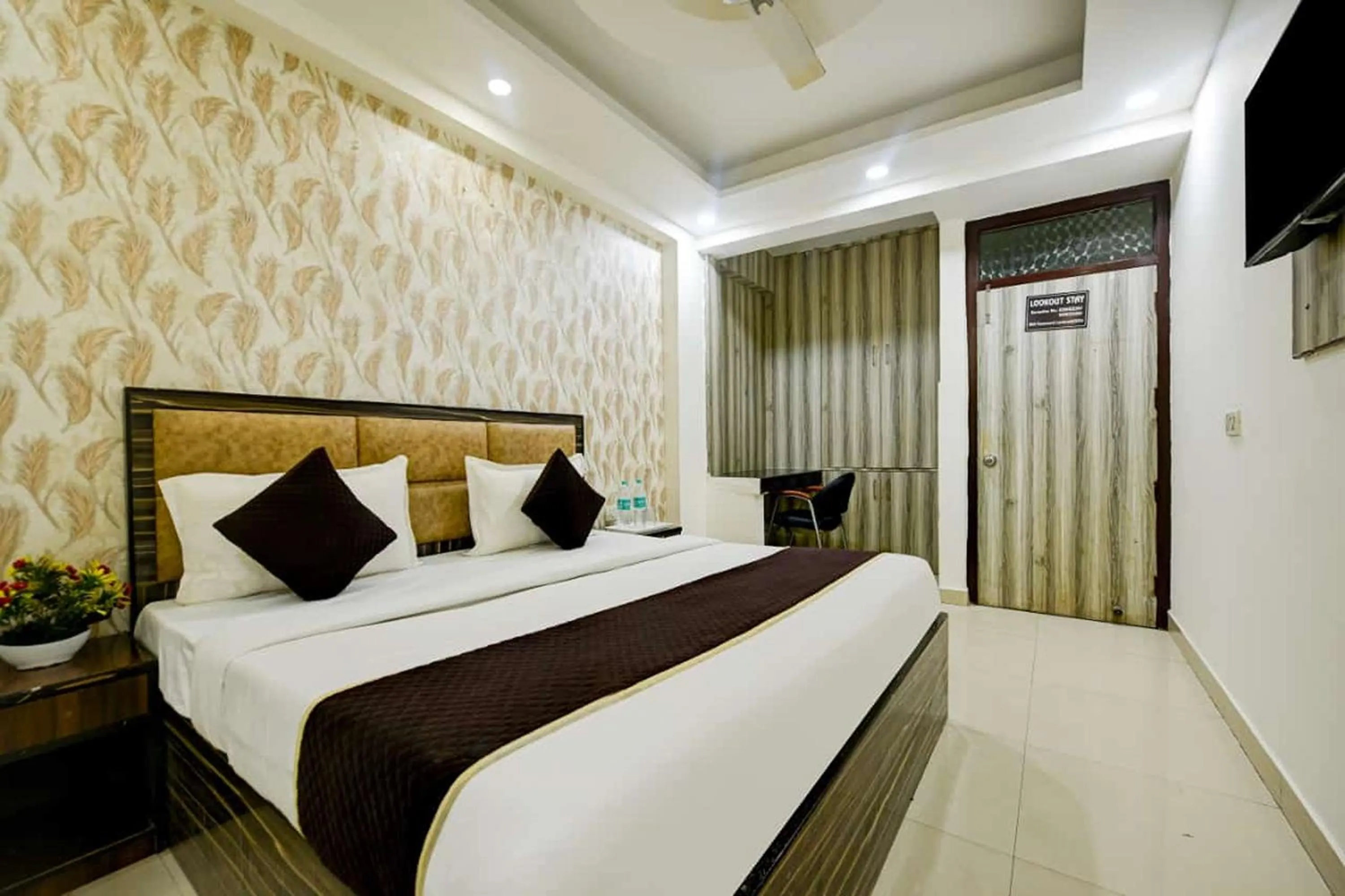 Bedroom in Hotel Lookout Stay Delhi IGI Airport