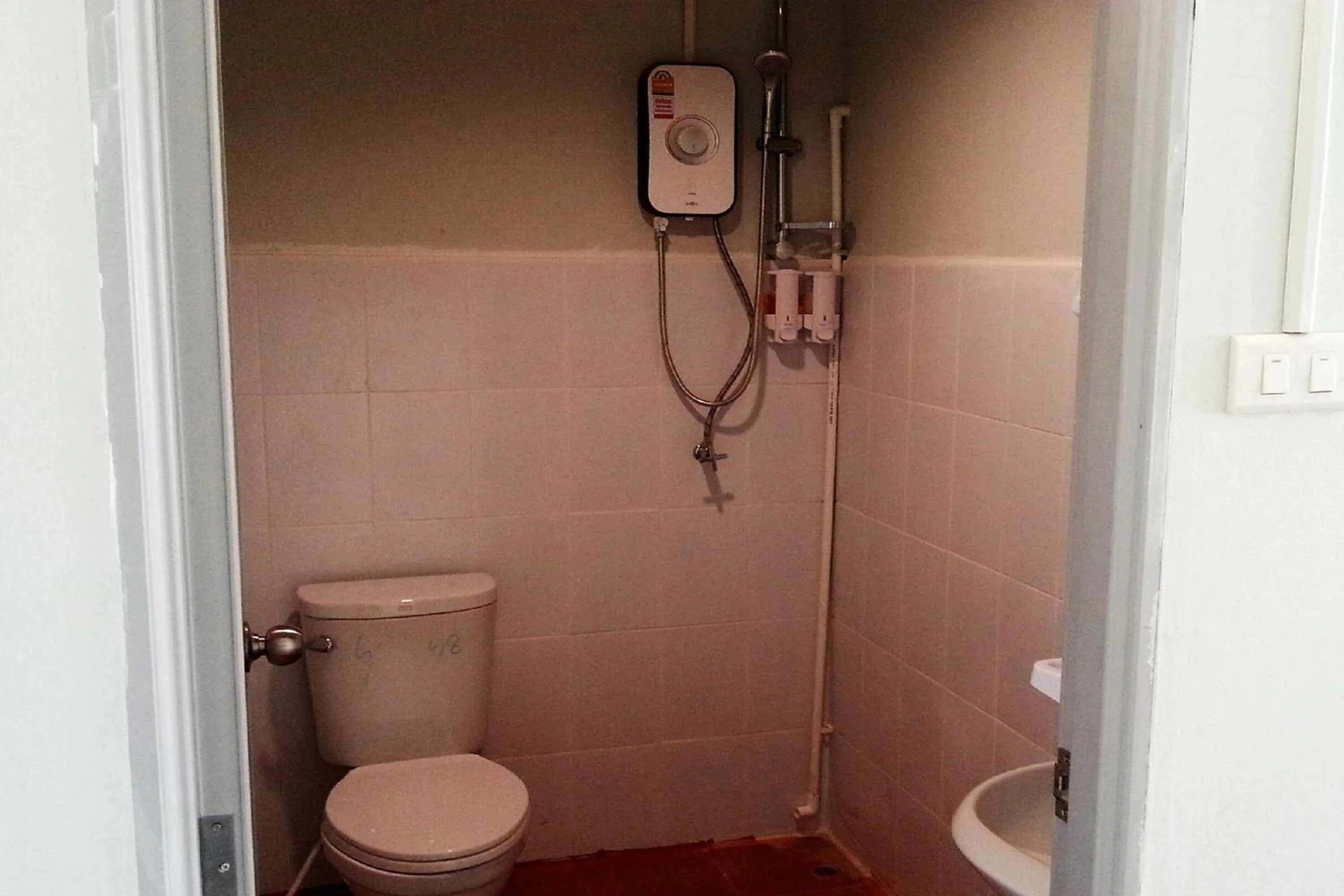 Toilet in GOTUM Hostel 2 & Money Exchange