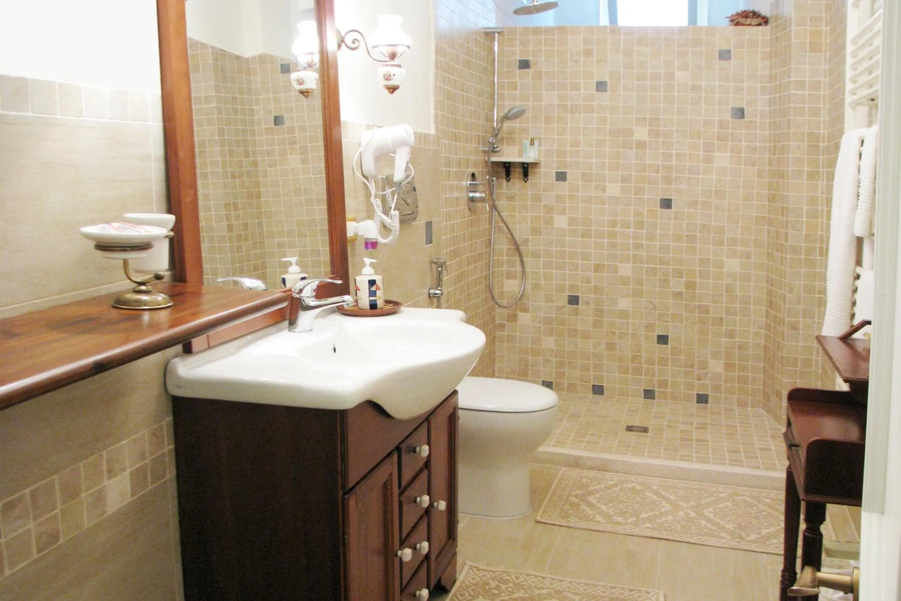 Shower in La Posadina House a Cagliari Locazioni turistiche brevi