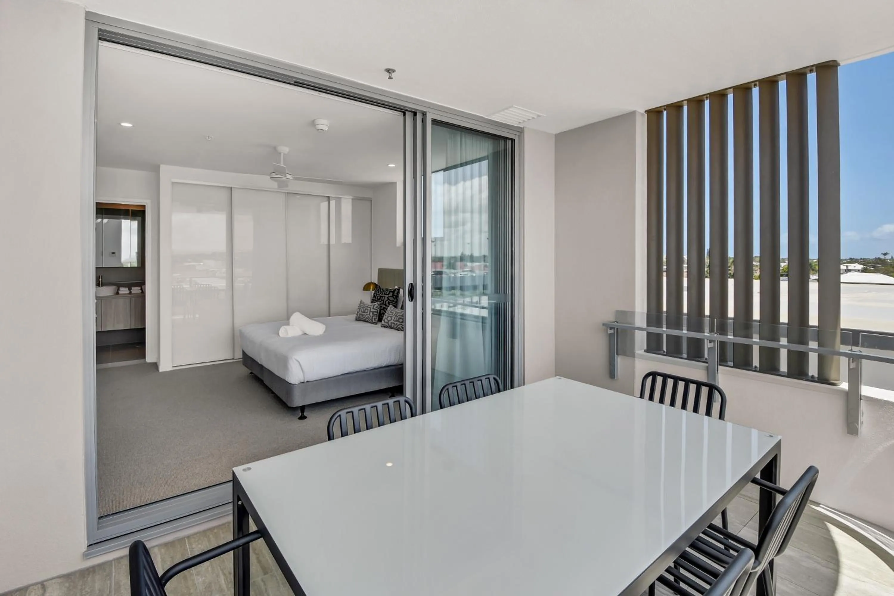 Balcony/Terrace, Bed in Lowanna Beach Resort Kawana