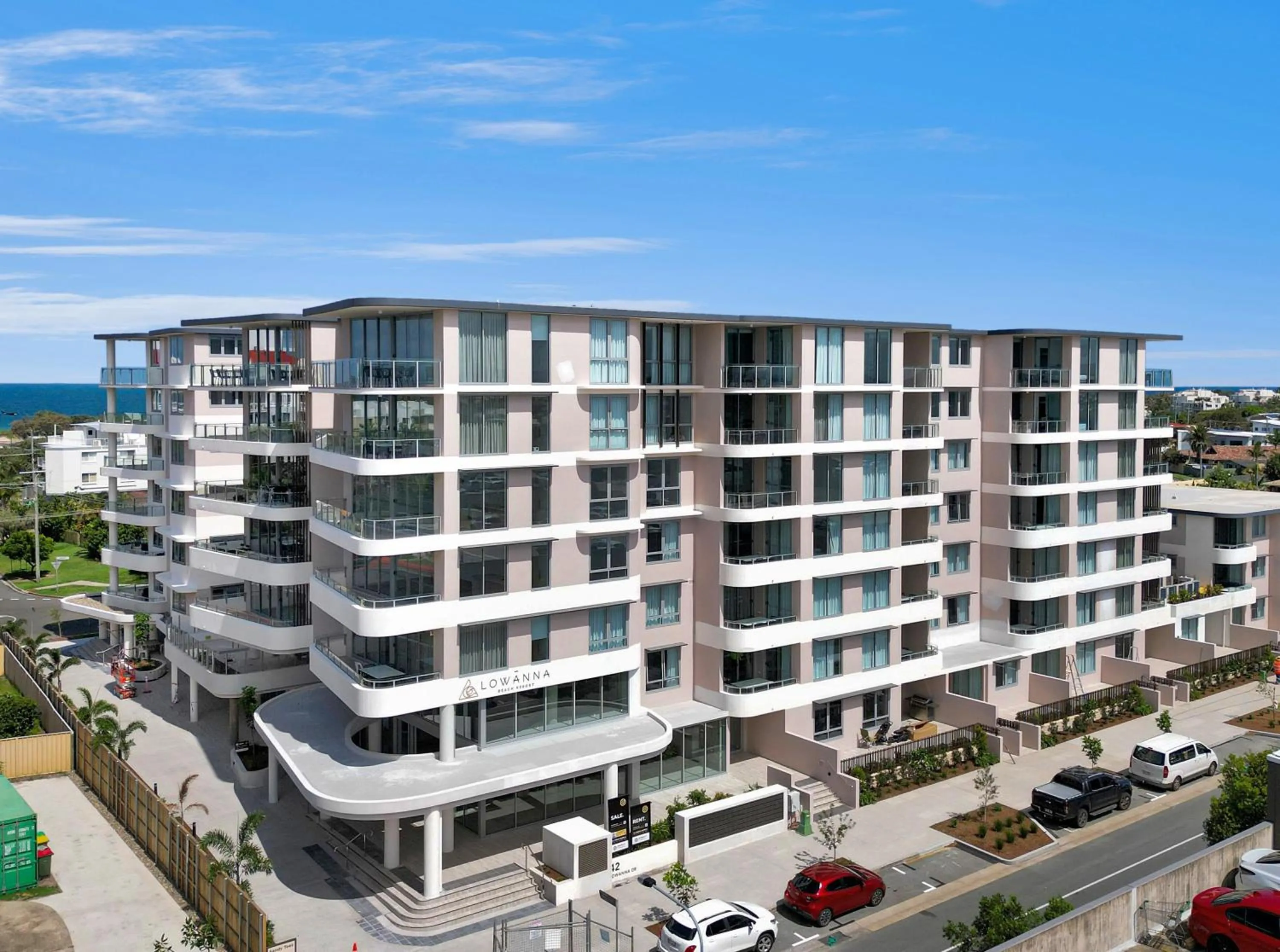 Property building in Lowanna Beach Resort Kawana