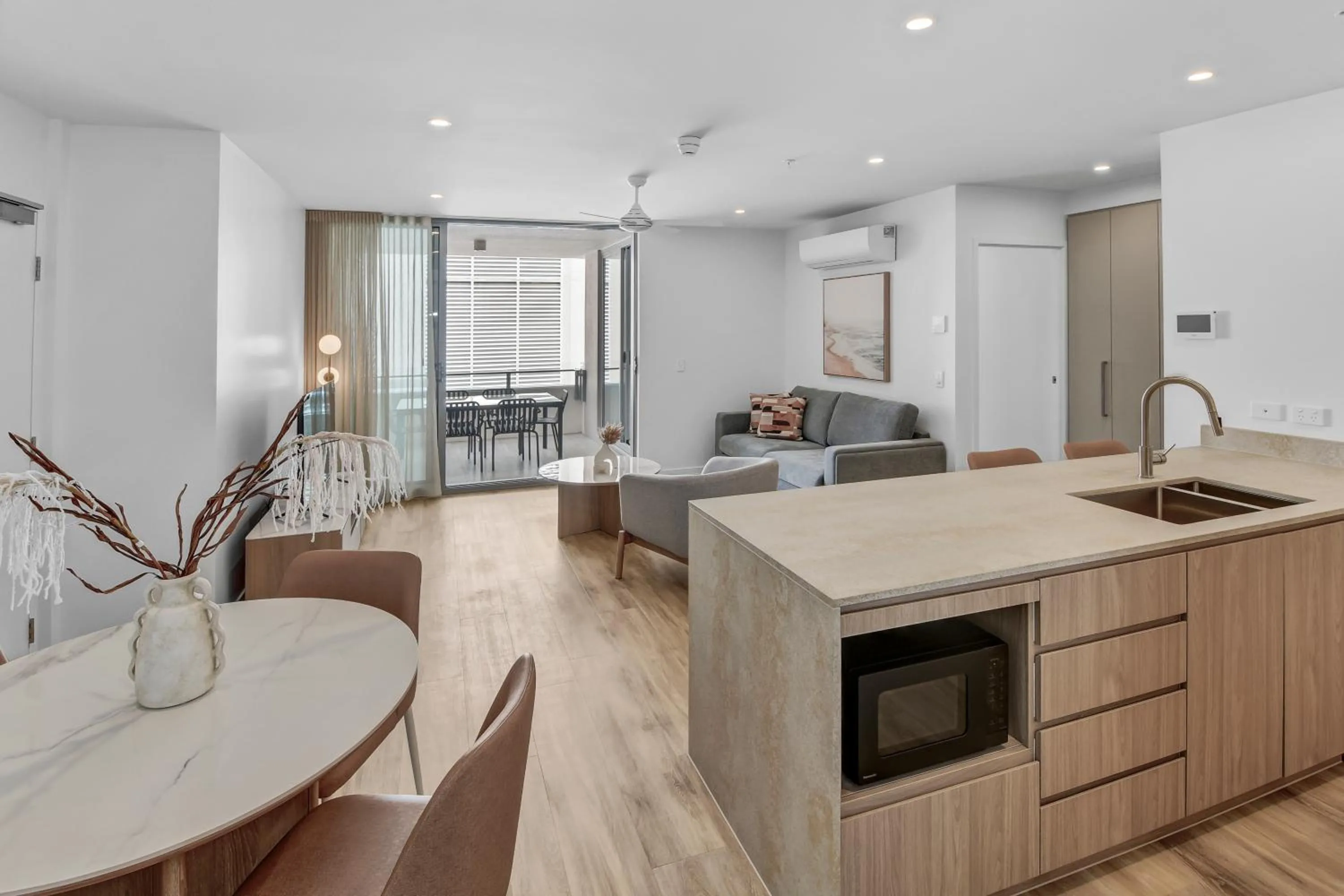 Dining area in Lowanna Beach Resort Kawana