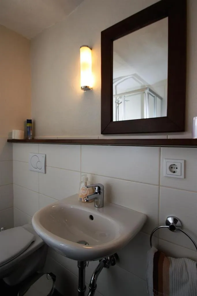 Bathroom in Gasthaus Pension Geimer