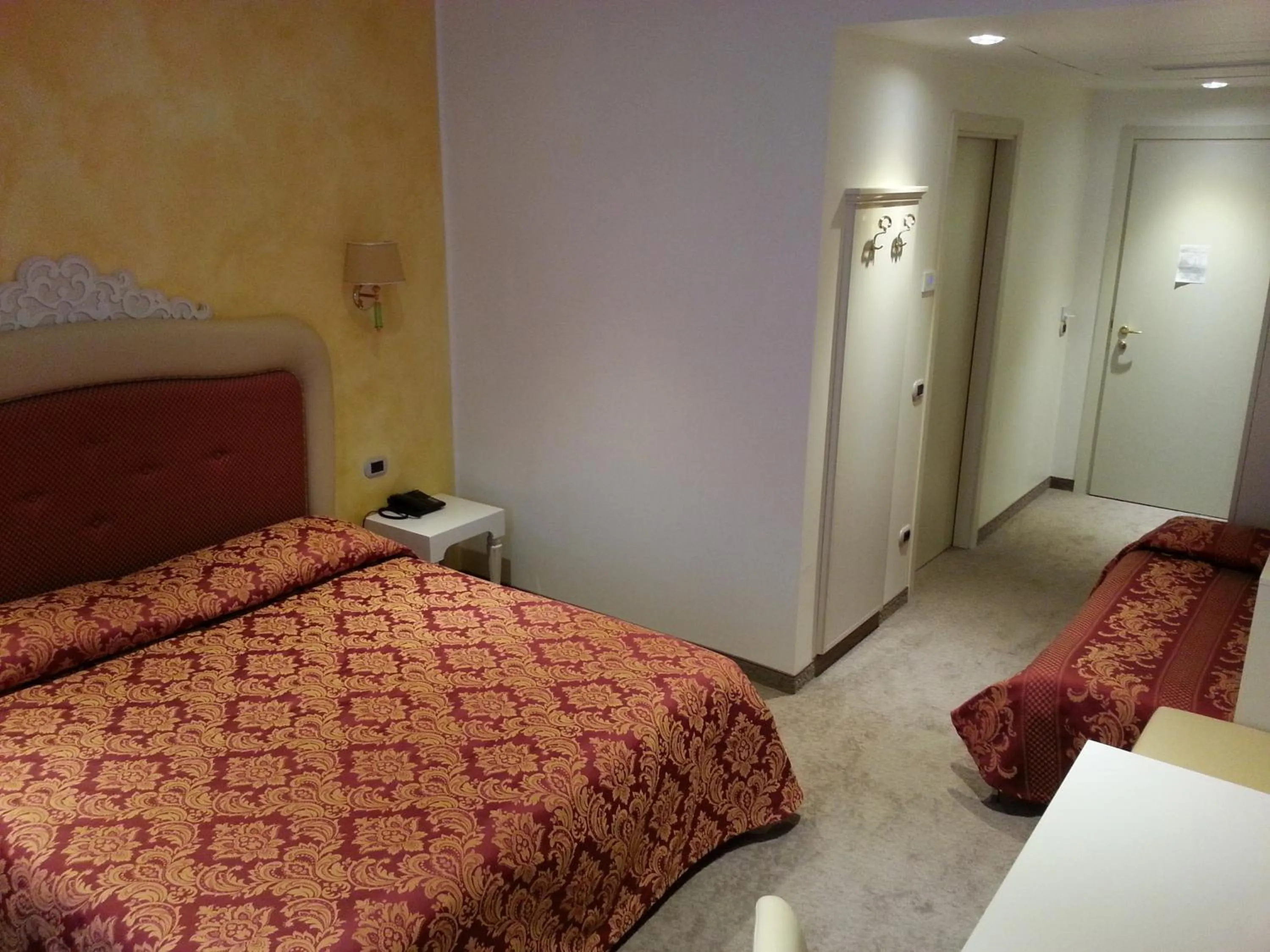 Photo of the whole room, Bed in Palace Hotel & SPA La CONCHIGLIA D' ORO