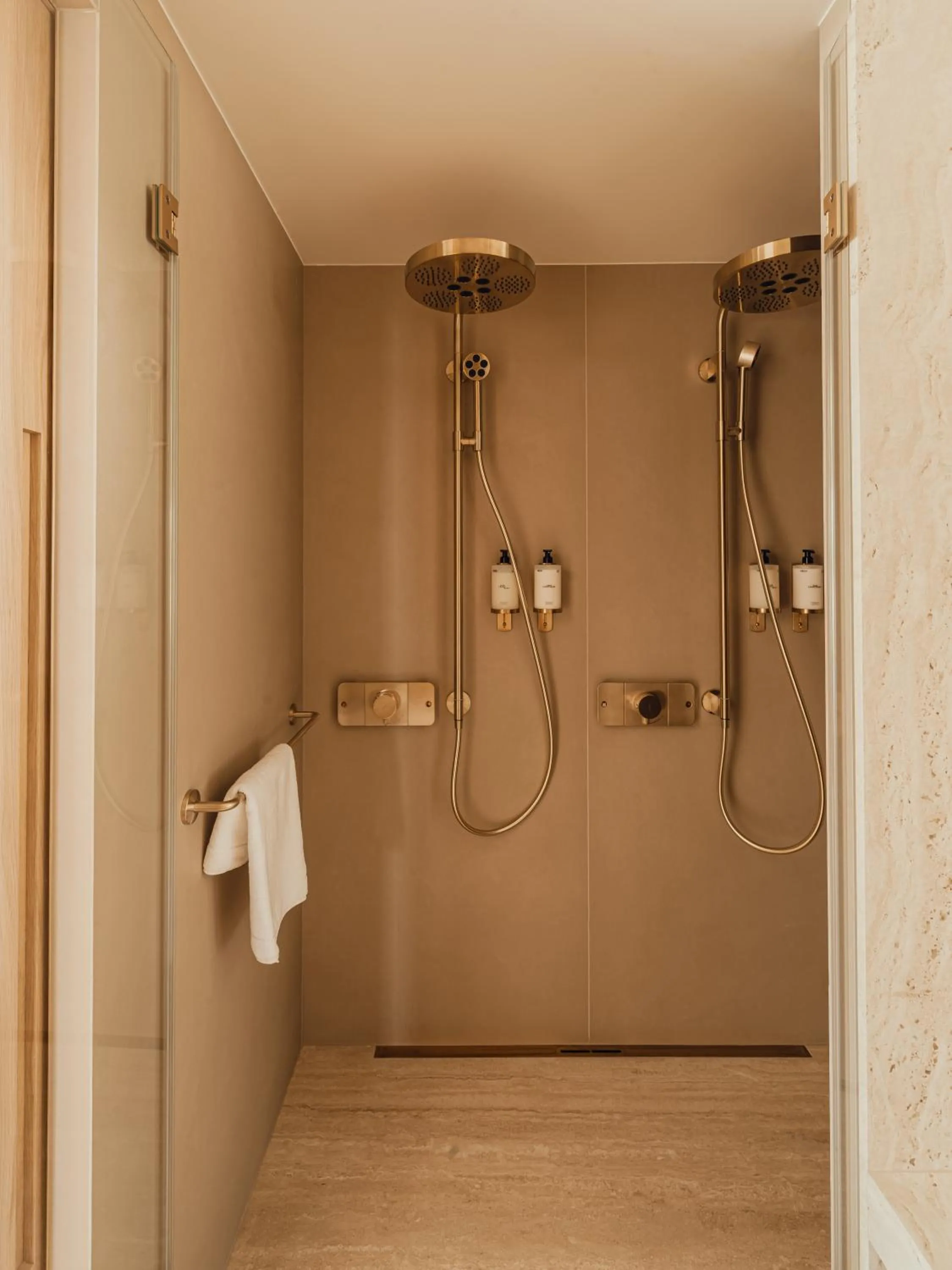 Shower in PURO Warszawa Stare Miasto