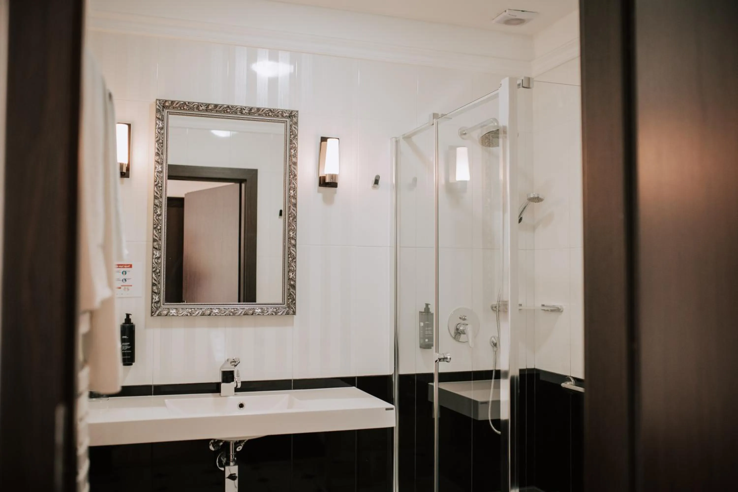 Shower in Hotel Toscania