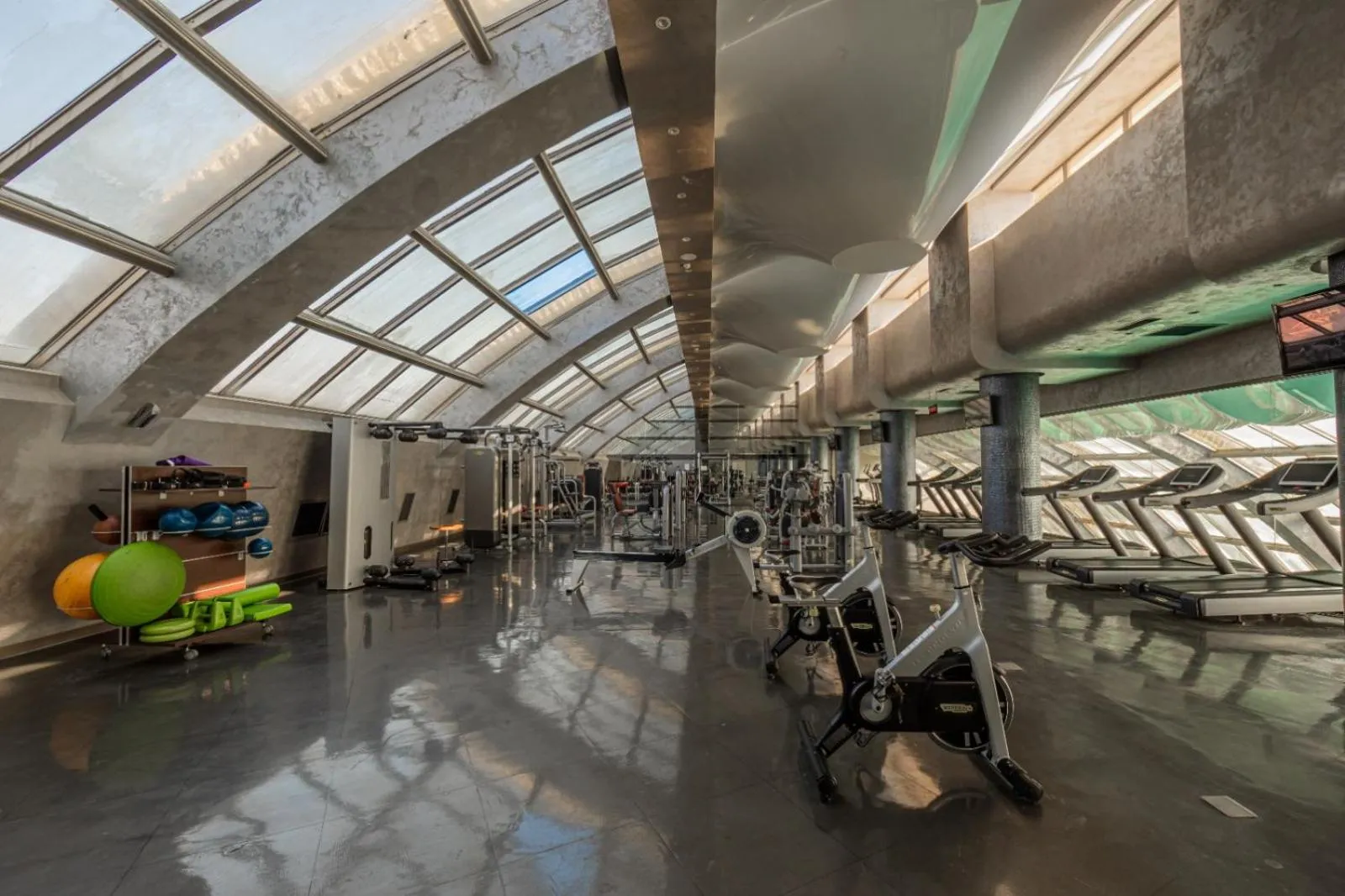 Fitness centre/facilities in Green City Hotel