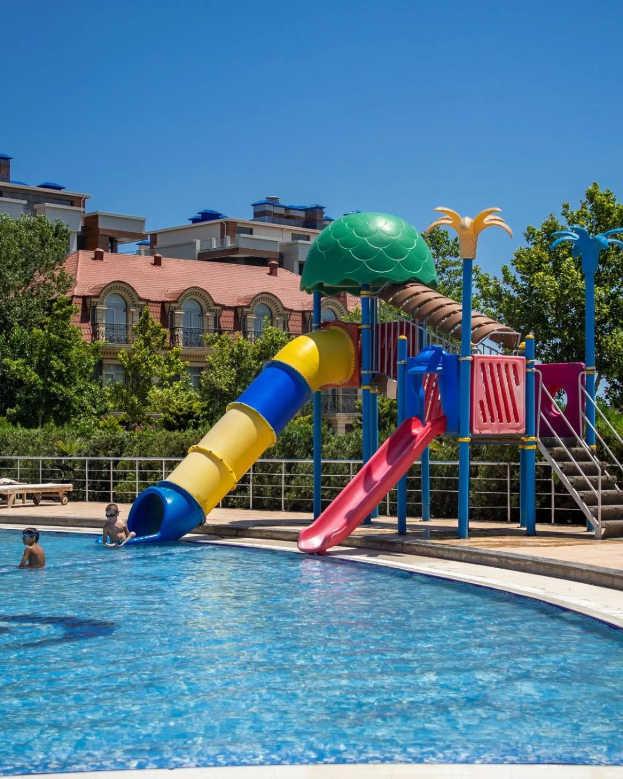 Swimming pool in Green City Hotel