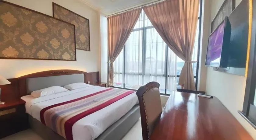 Bed in Larisae Setia Kawan Hotel
