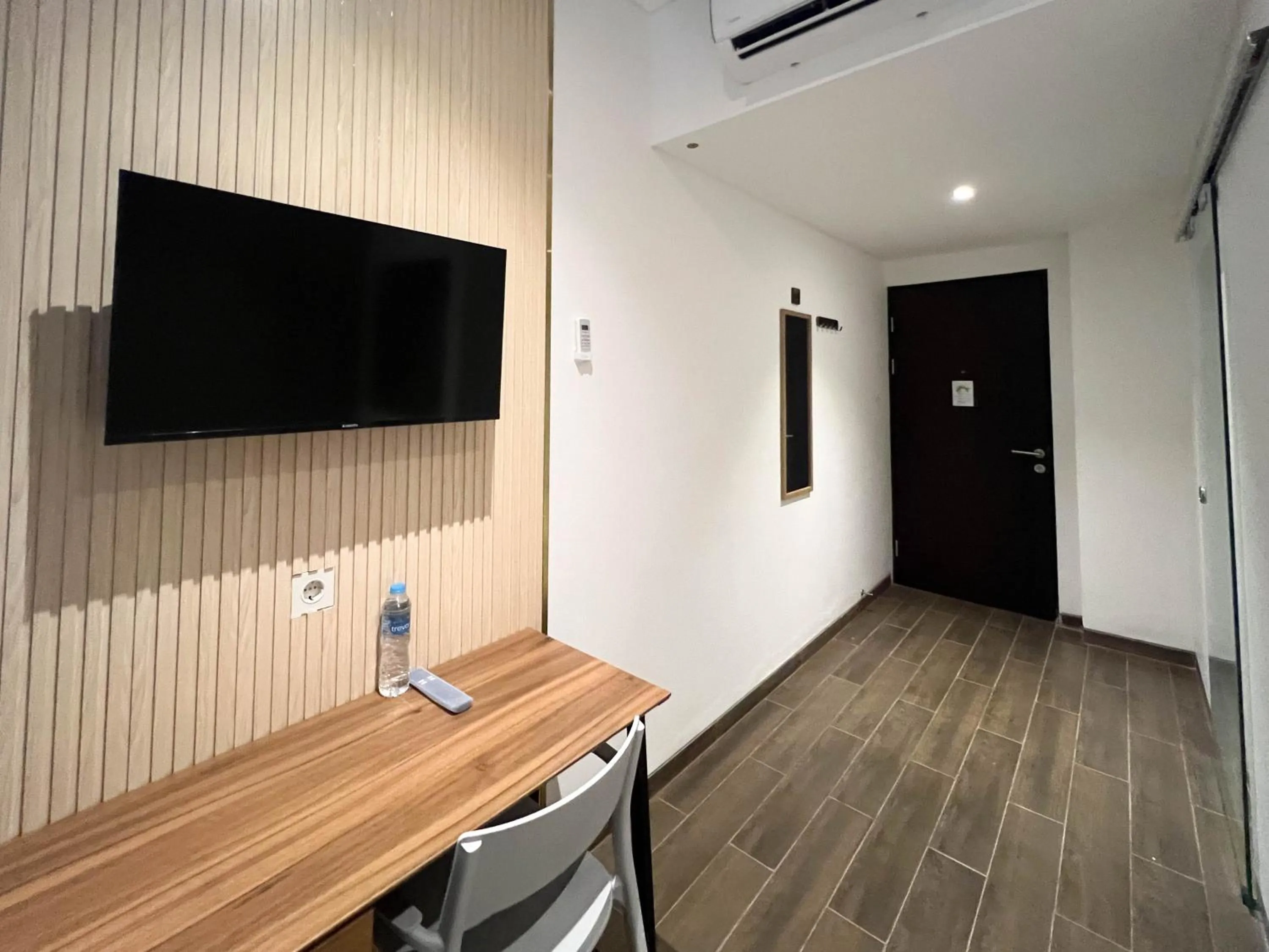 TV and multimedia in Box City Hotel Mojokerto