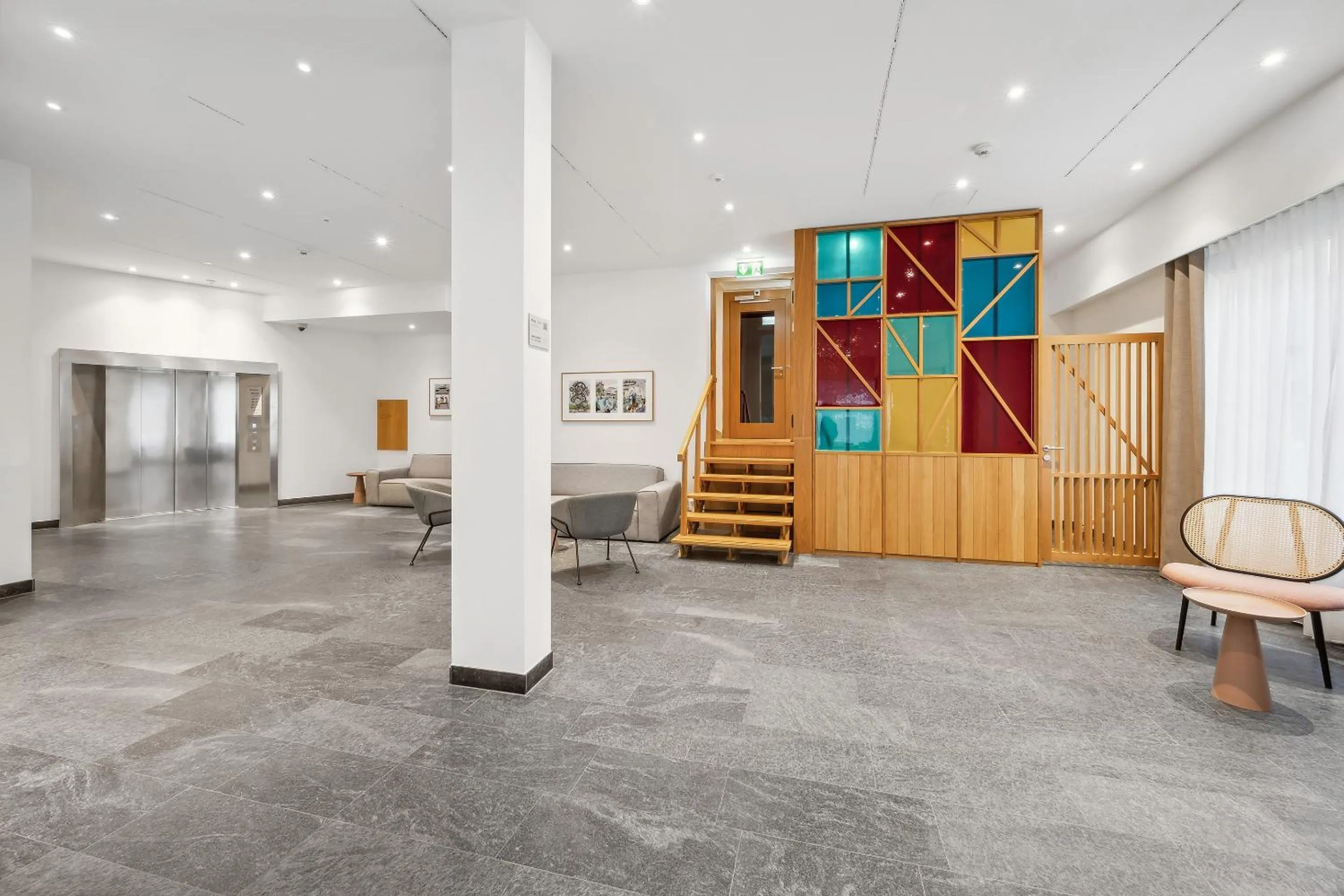 Communal lounge/ TV room in Limehome Basel Münzgasse