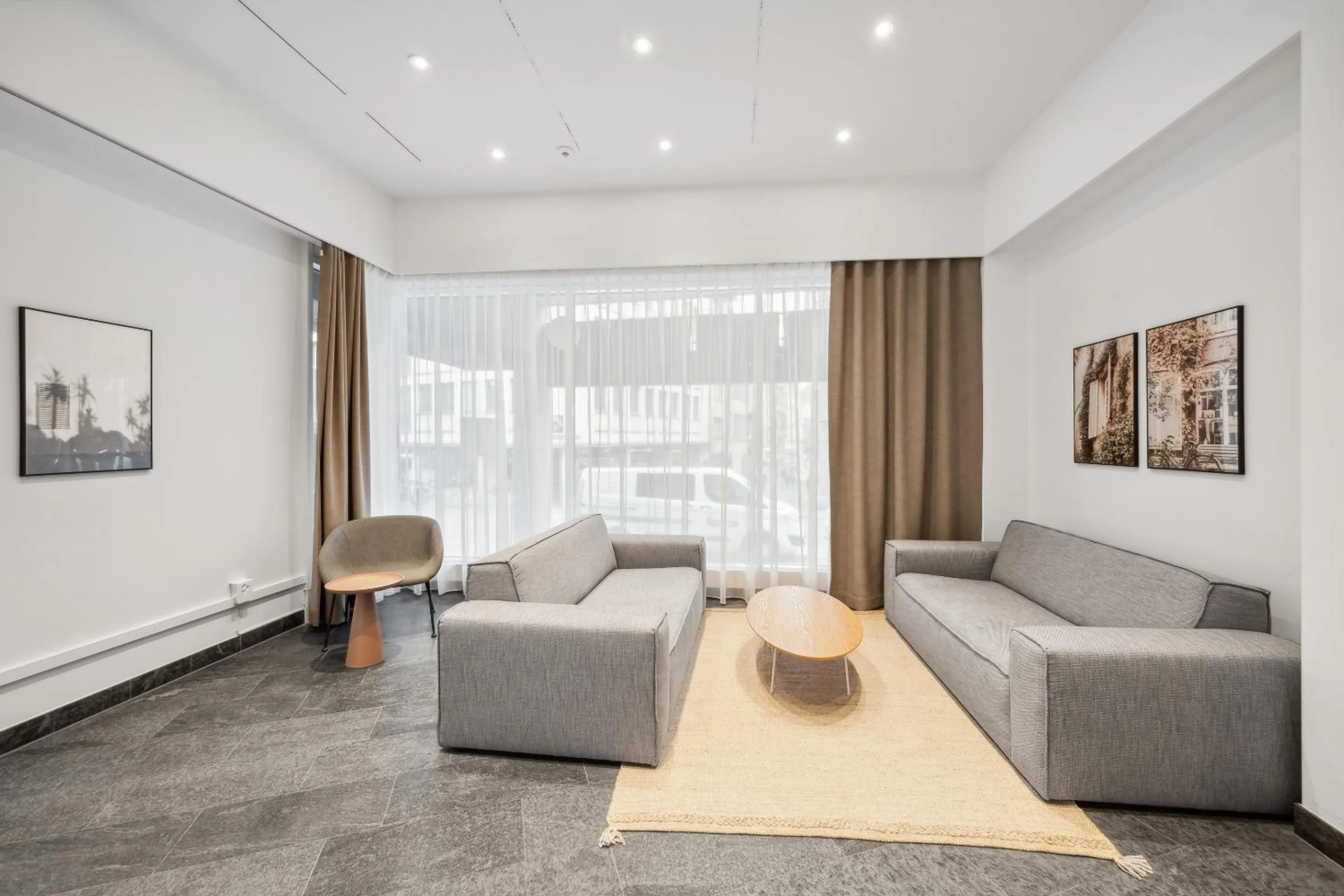 Communal lounge/ TV room in Limehome Basel Münzgasse