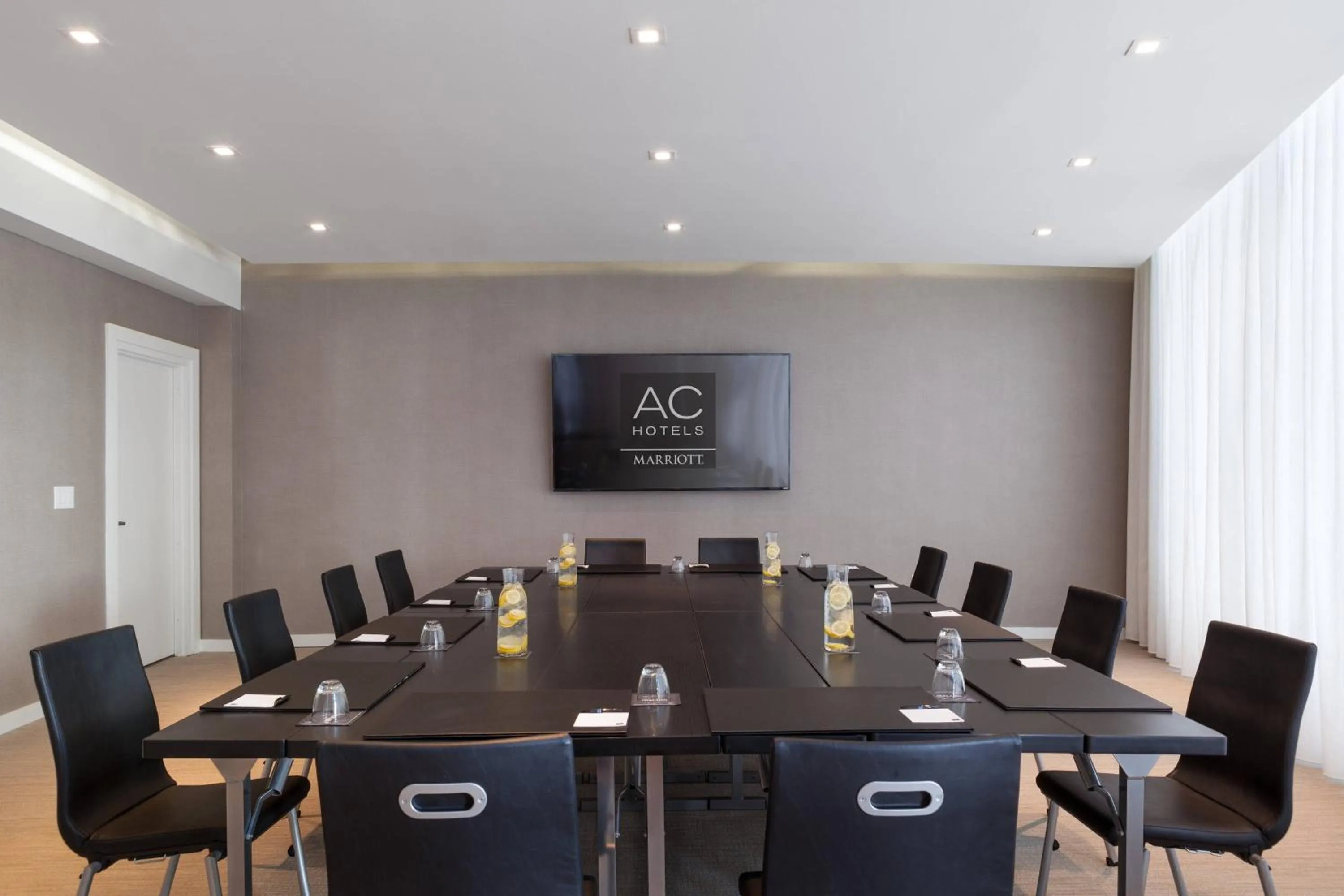 Lounge or bar in AC Hotel by Marriott Miami Beach