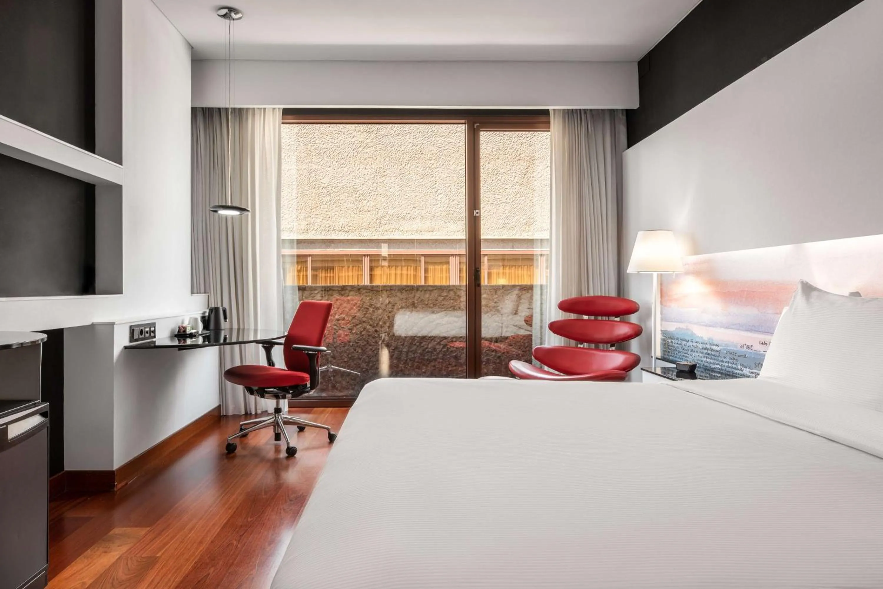 Bedroom, Bed in Hilton Madrid Airport