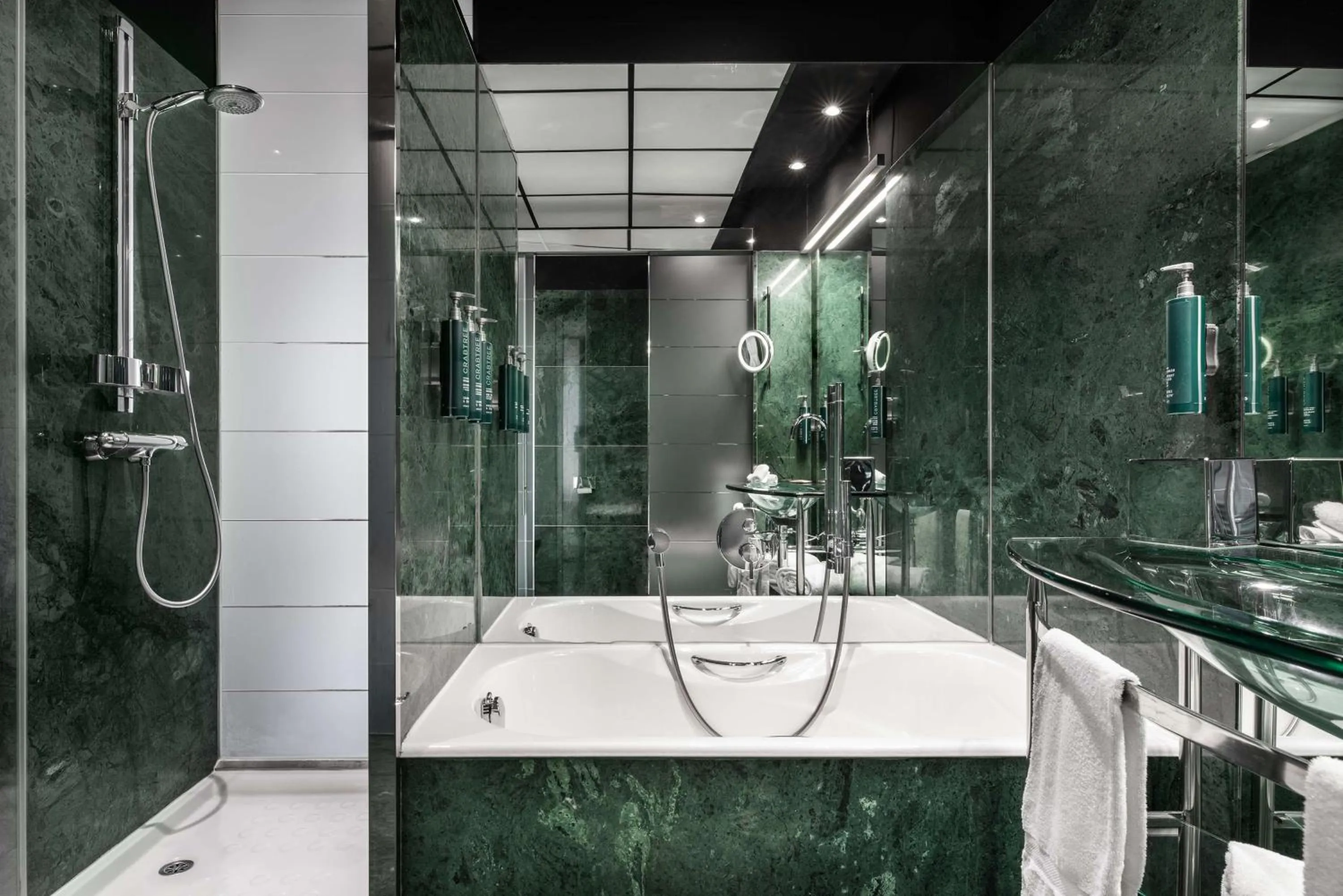 Bathroom in Hilton Madrid Airport