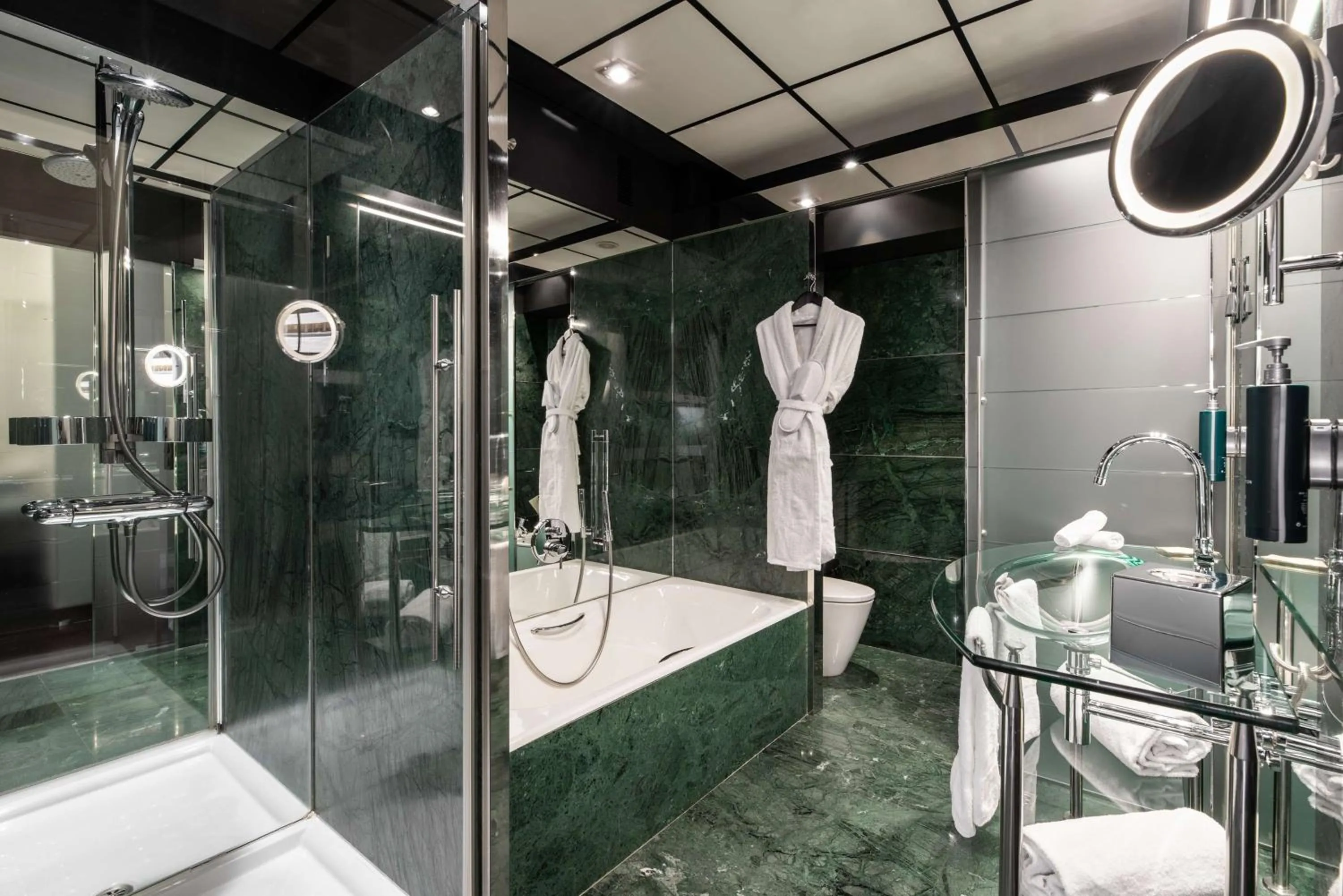 Bathroom in Hilton Madrid Airport