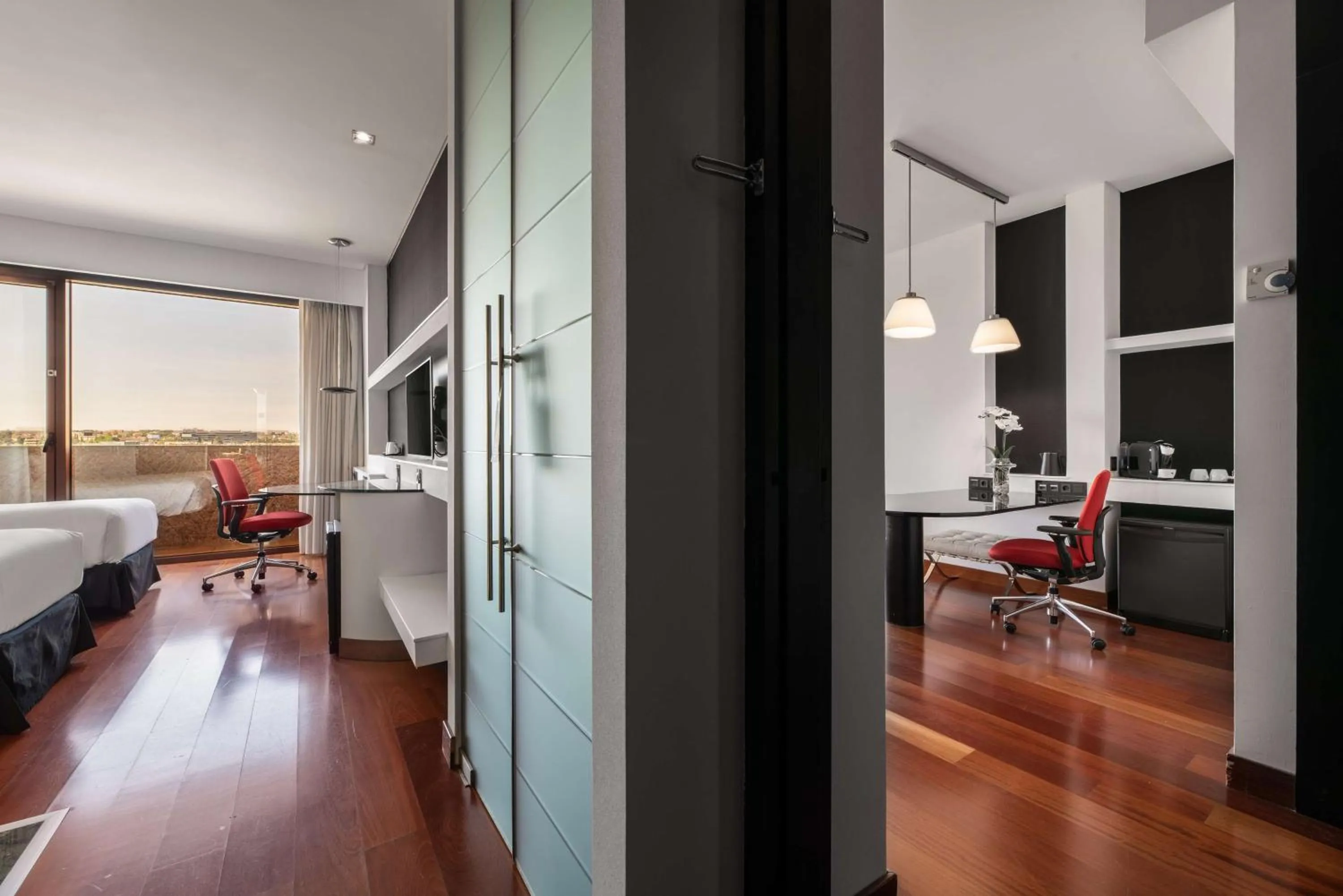 Living room, Bed in Hilton Madrid Airport