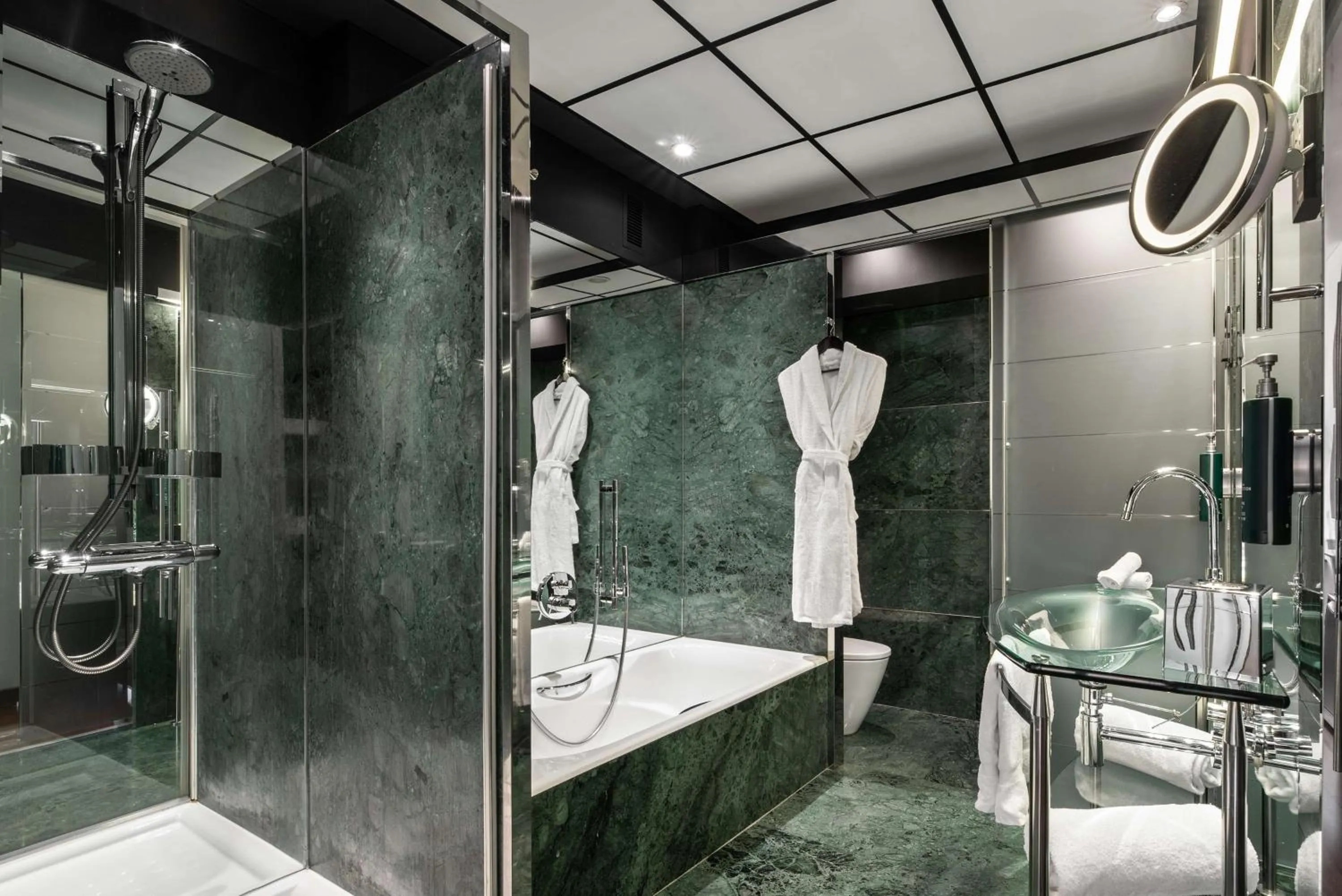 Bathroom in Hilton Madrid Airport