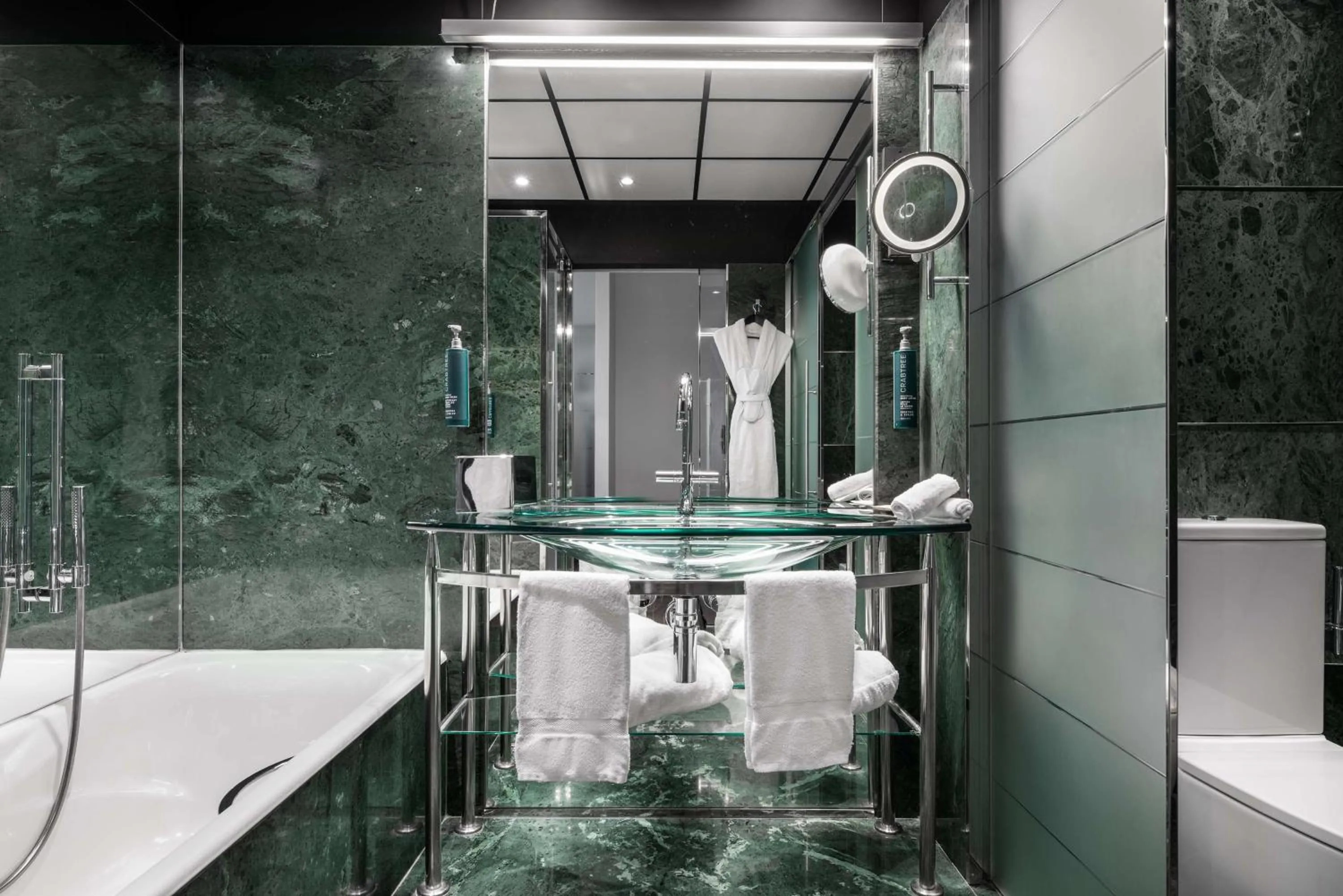 Bathroom in Hilton Madrid Airport