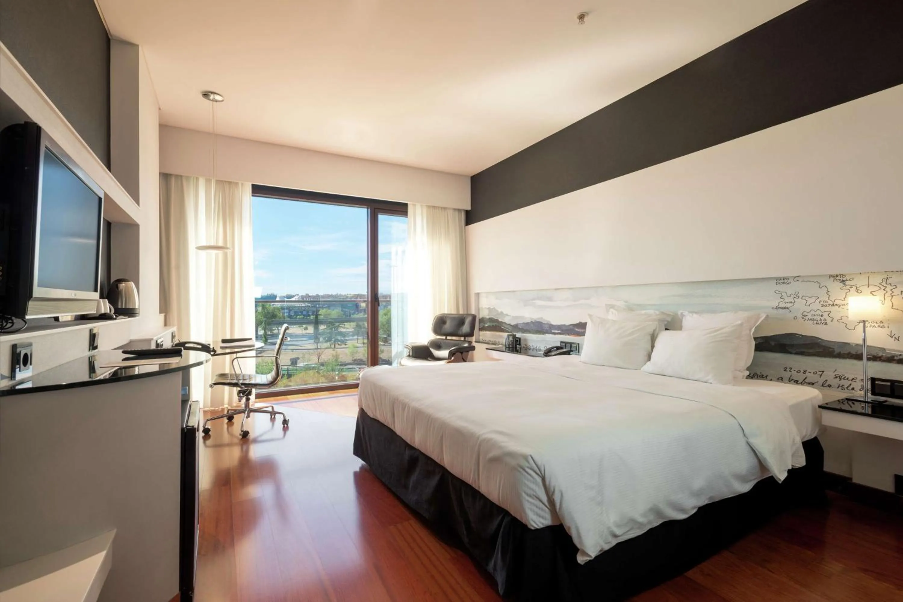 Bedroom, Bed in Hilton Madrid Airport