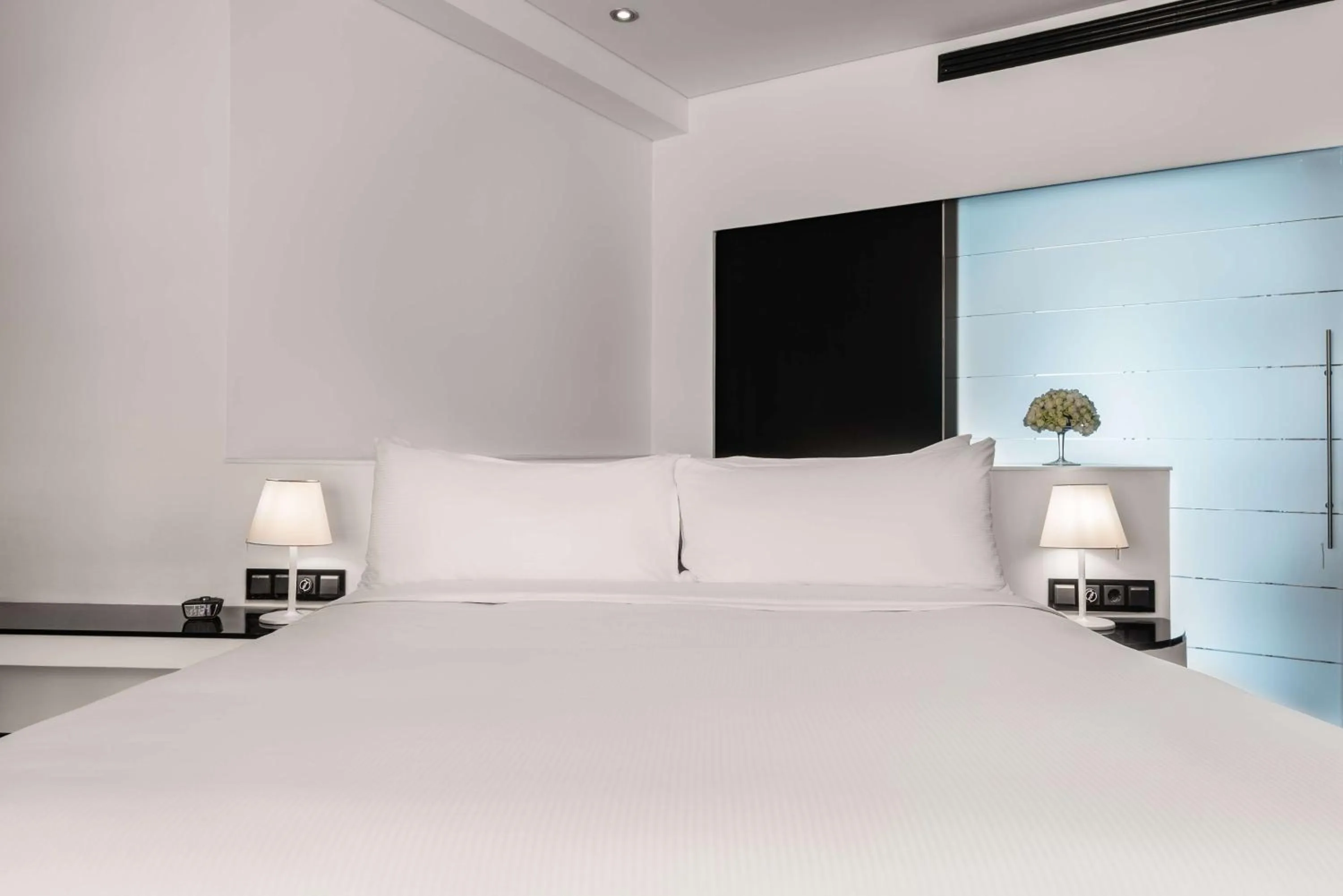 Bed in Hilton Madrid Airport