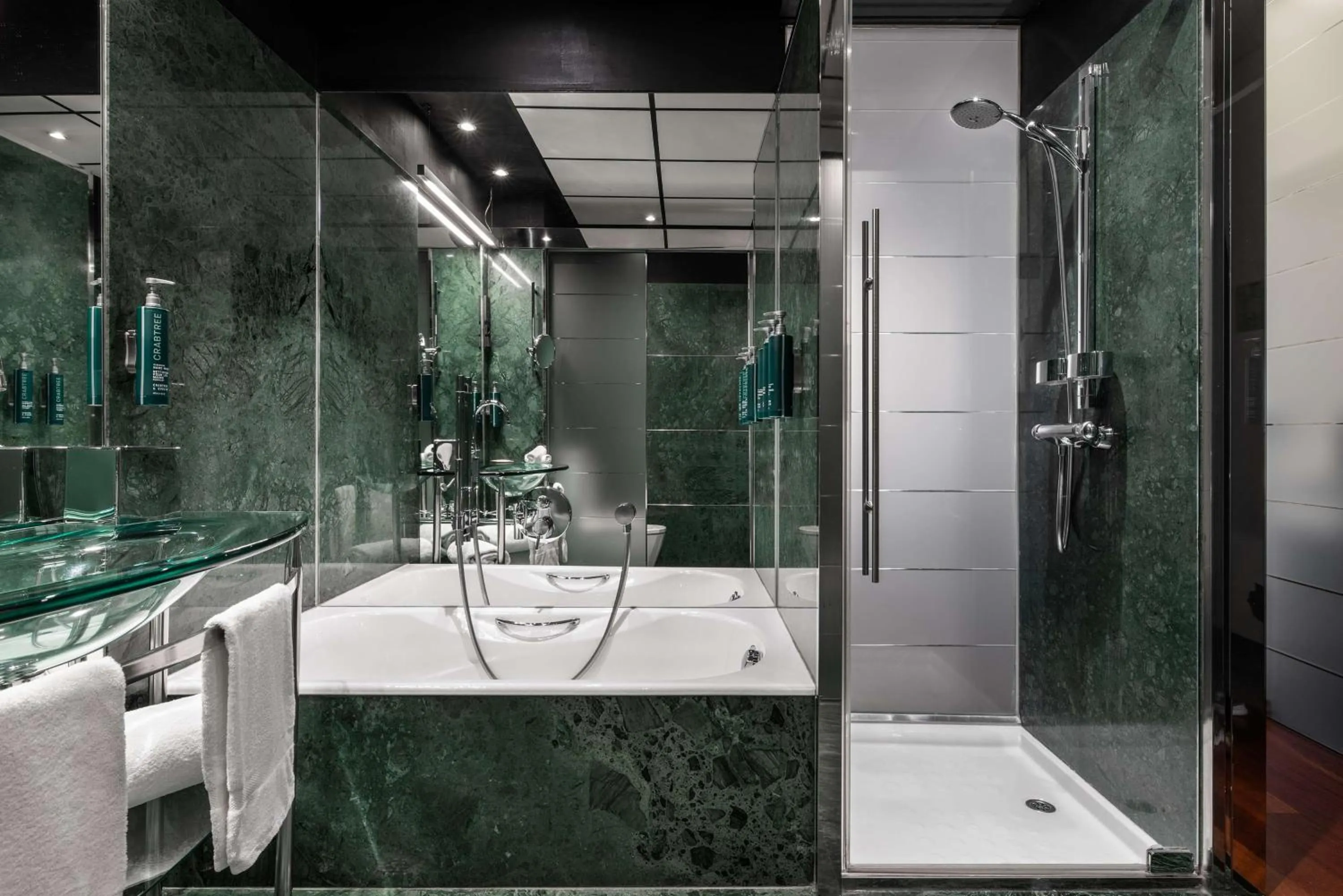 Bathroom in Hilton Madrid Airport