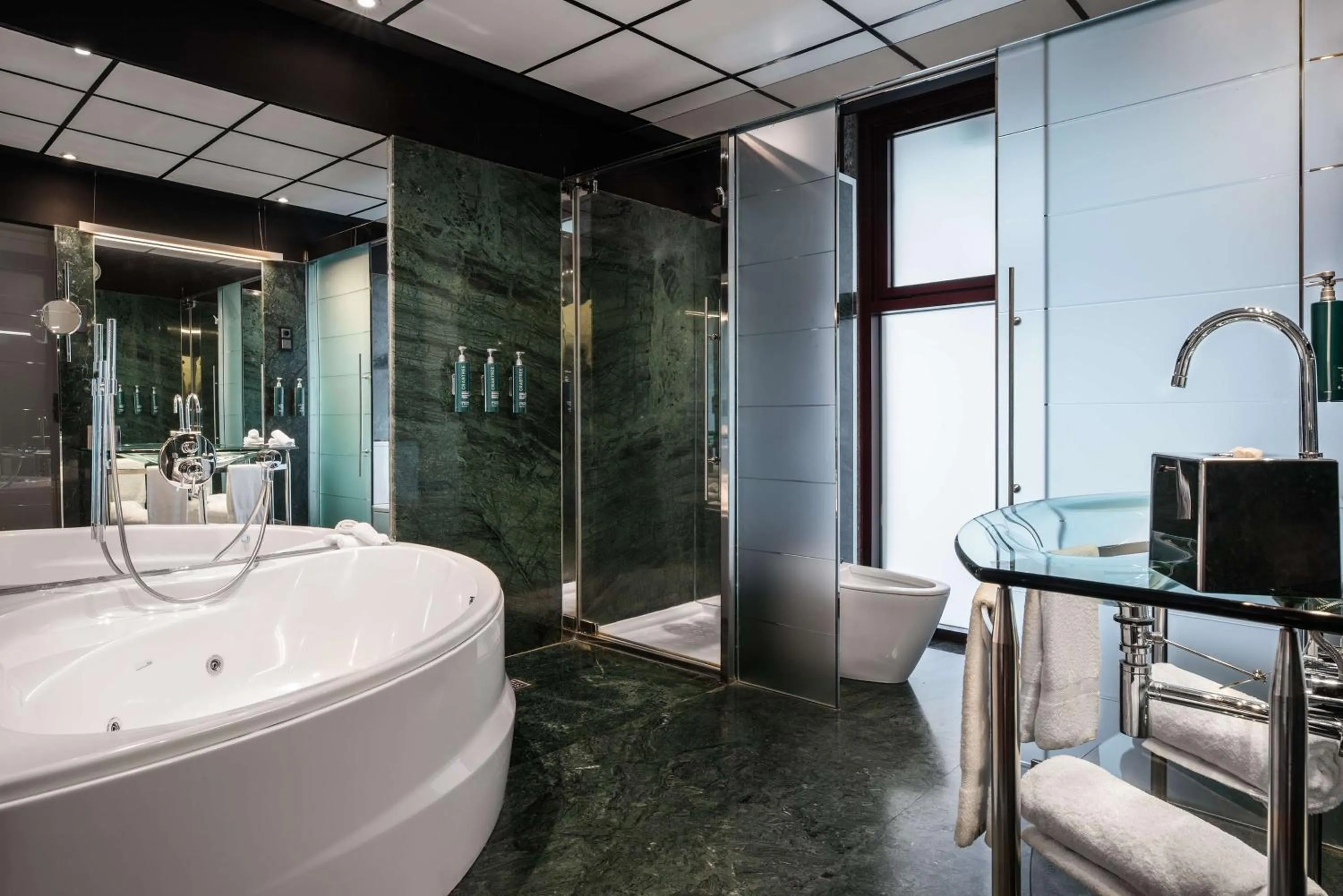 Bathroom in Hilton Madrid Airport