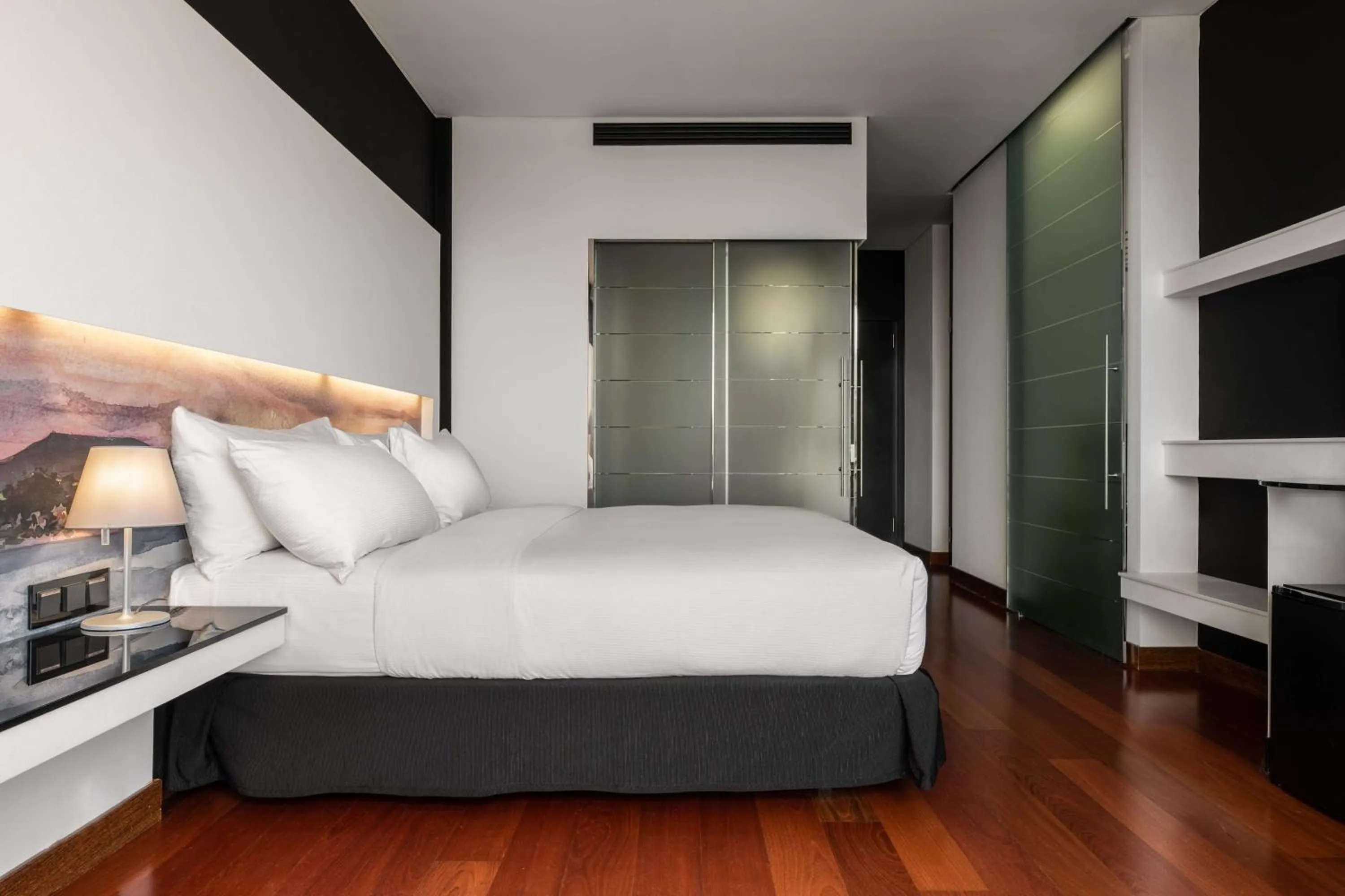 Bed in Hilton Madrid Airport