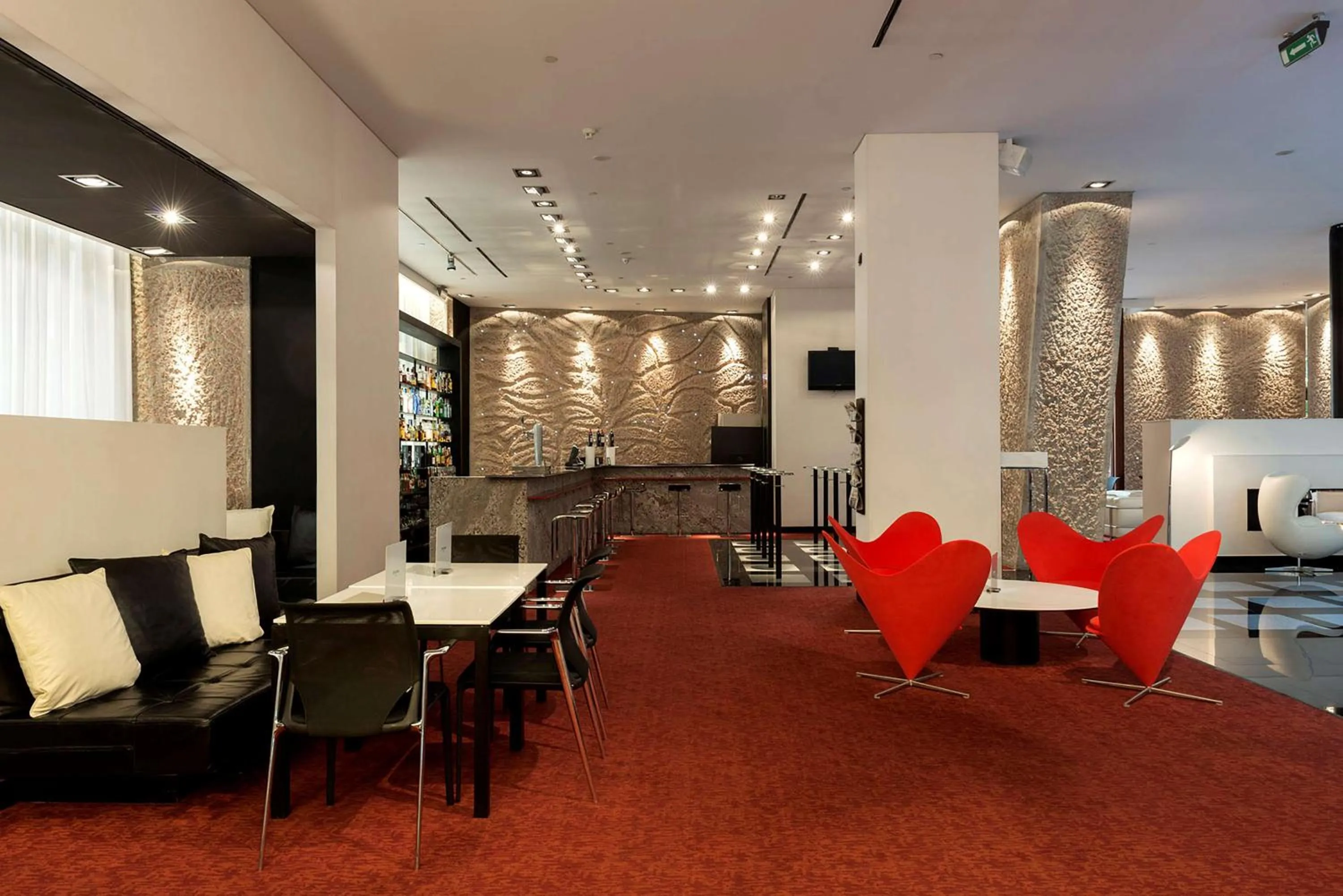 Lounge or bar in Hilton Madrid Airport