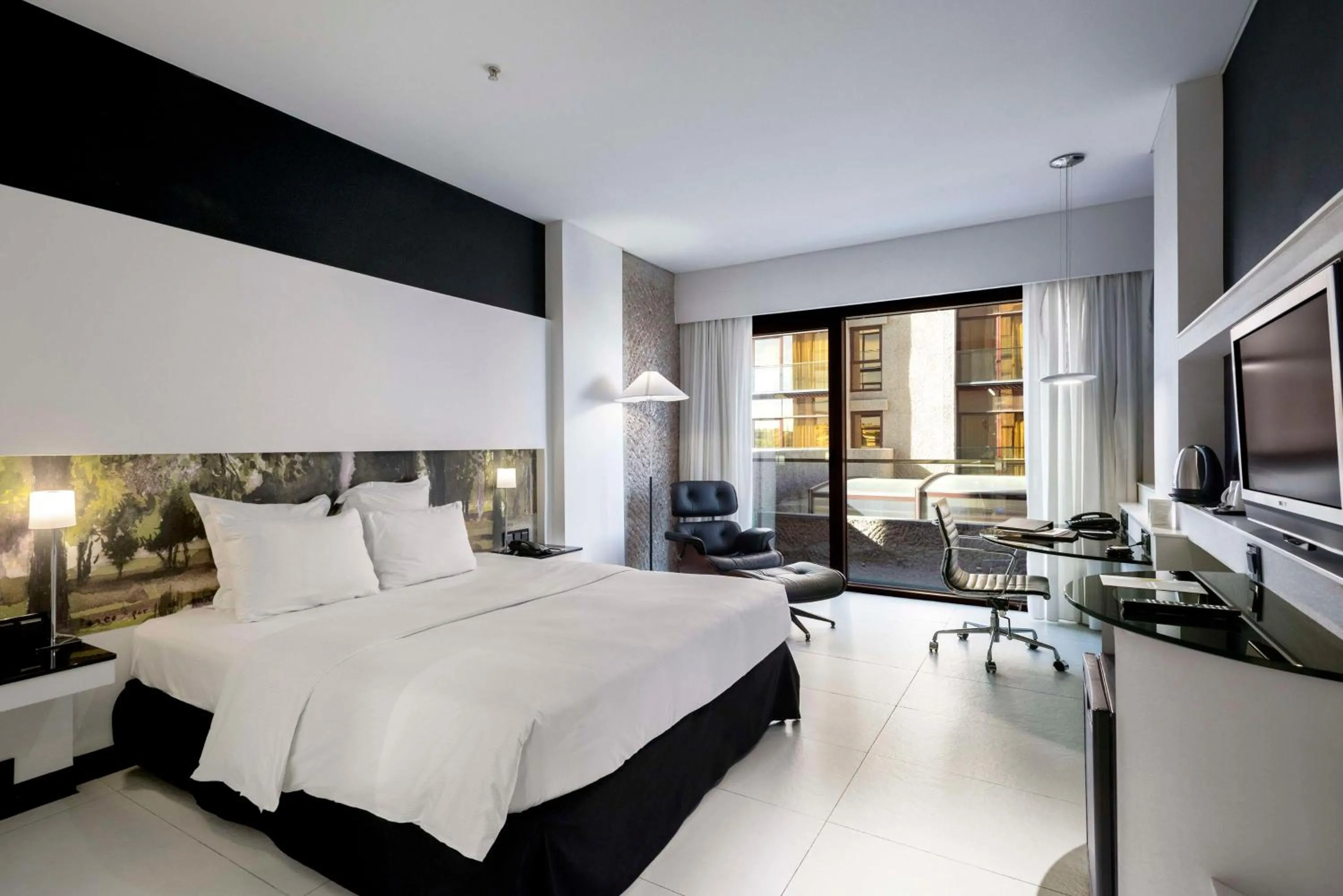 Bedroom, Bed in Hilton Madrid Airport