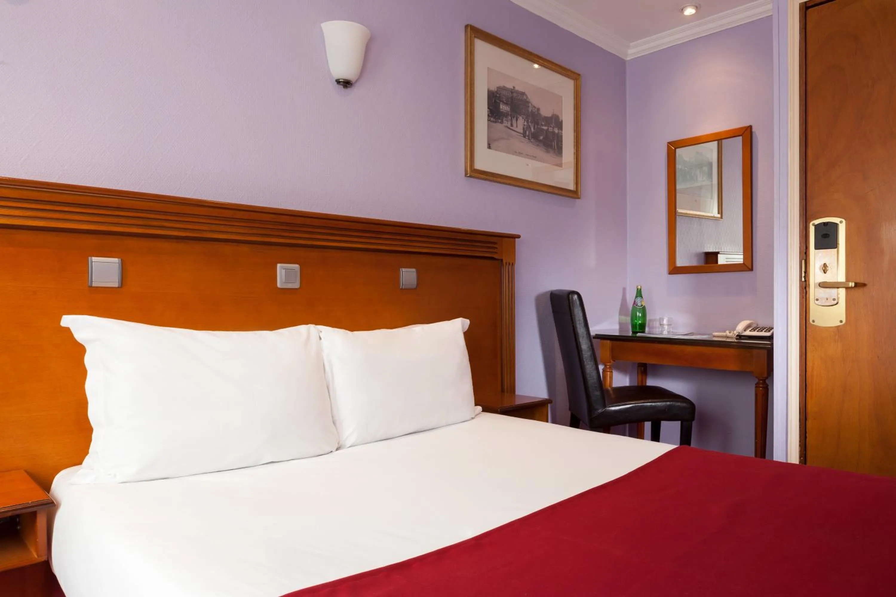 Bedroom, Bed in Grand Hôtel Amelot