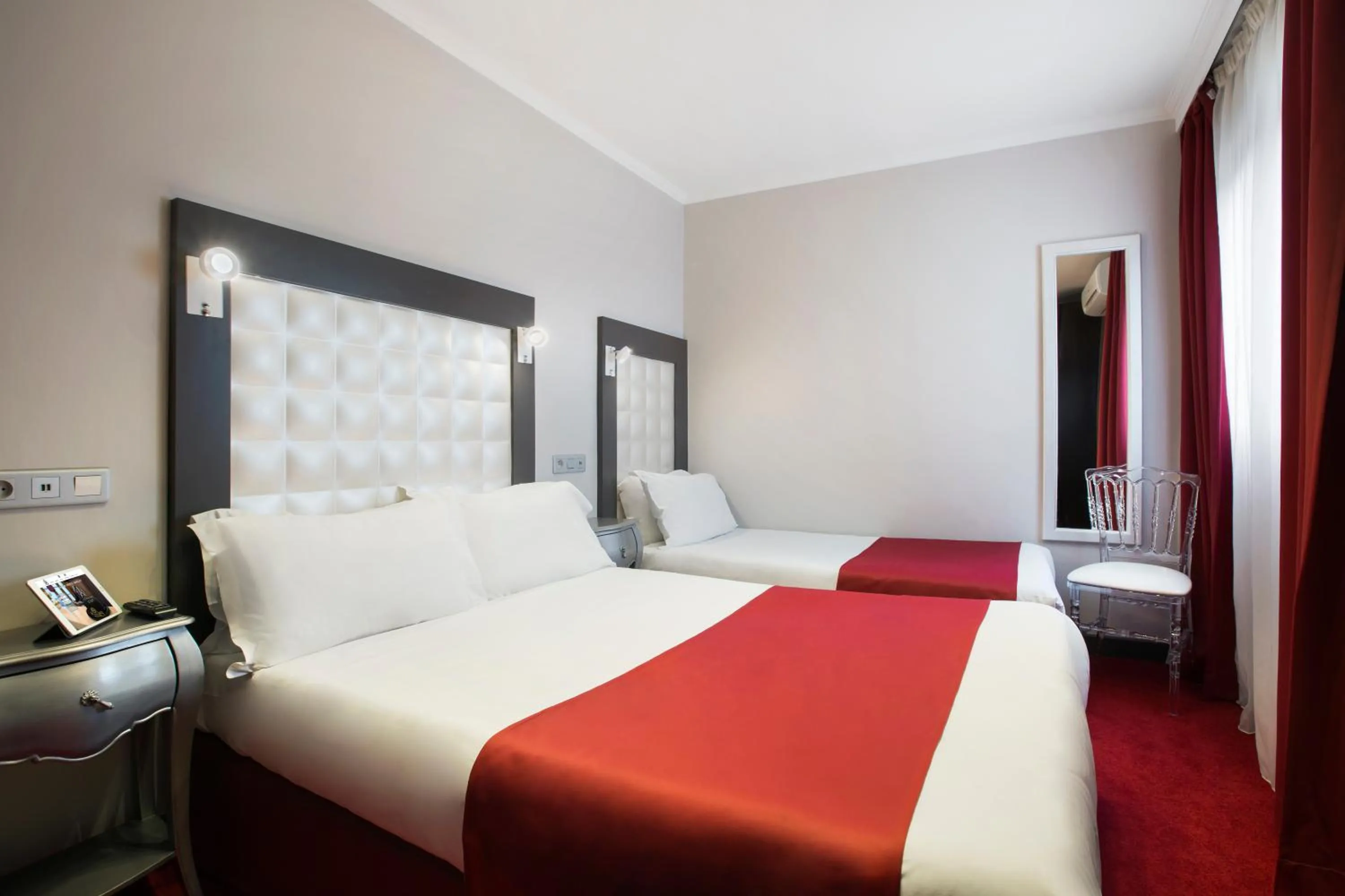 Photo of the whole room, Bed in Grand Hôtel Amelot