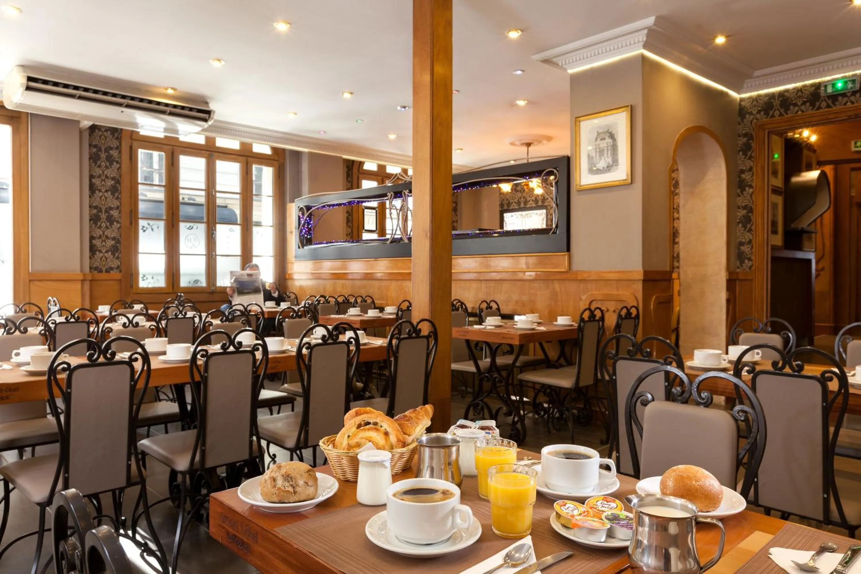 Restaurant/places to eat in Grand Hôtel Amelot