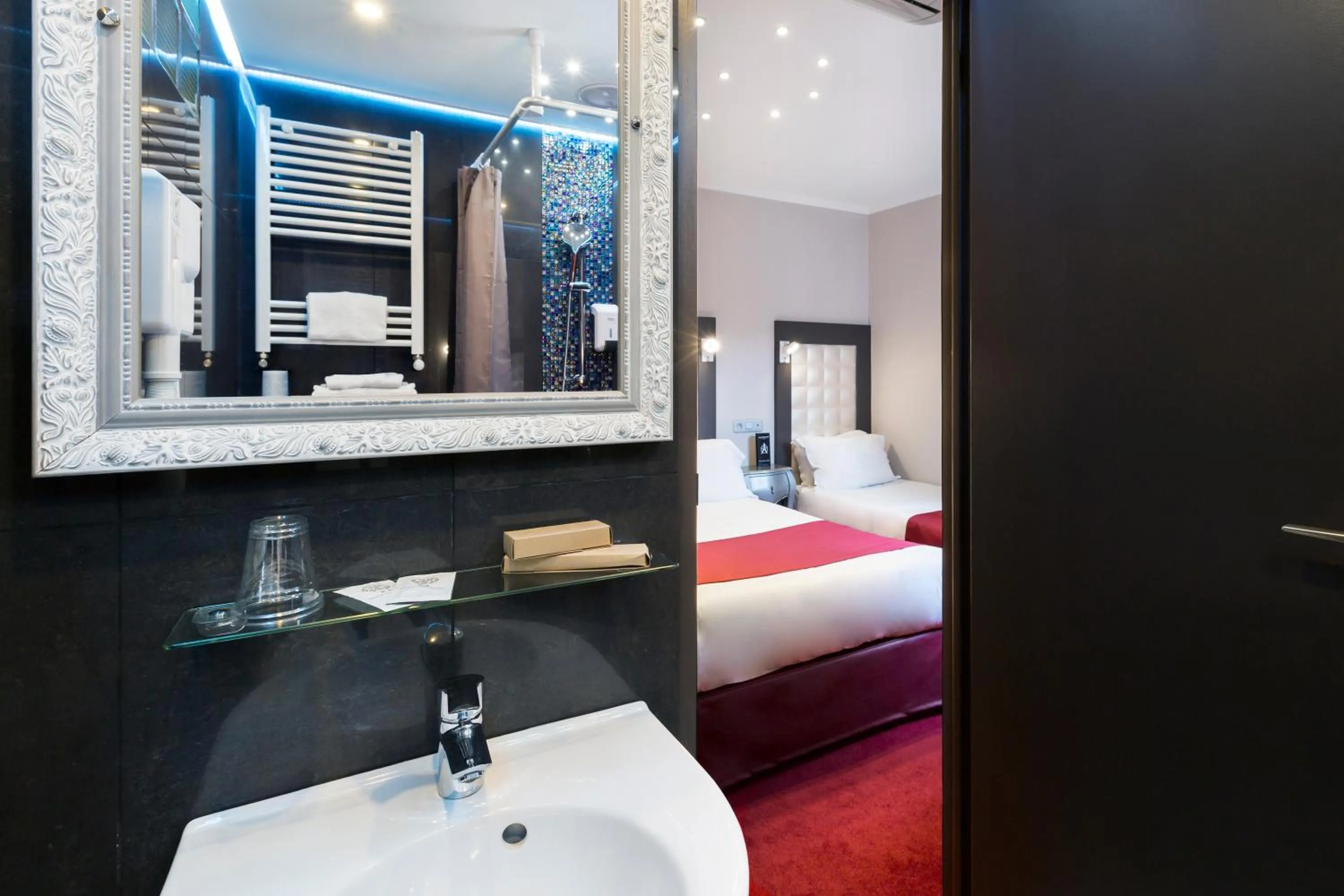 Photo of the whole room, Bed in Grand Hôtel Amelot