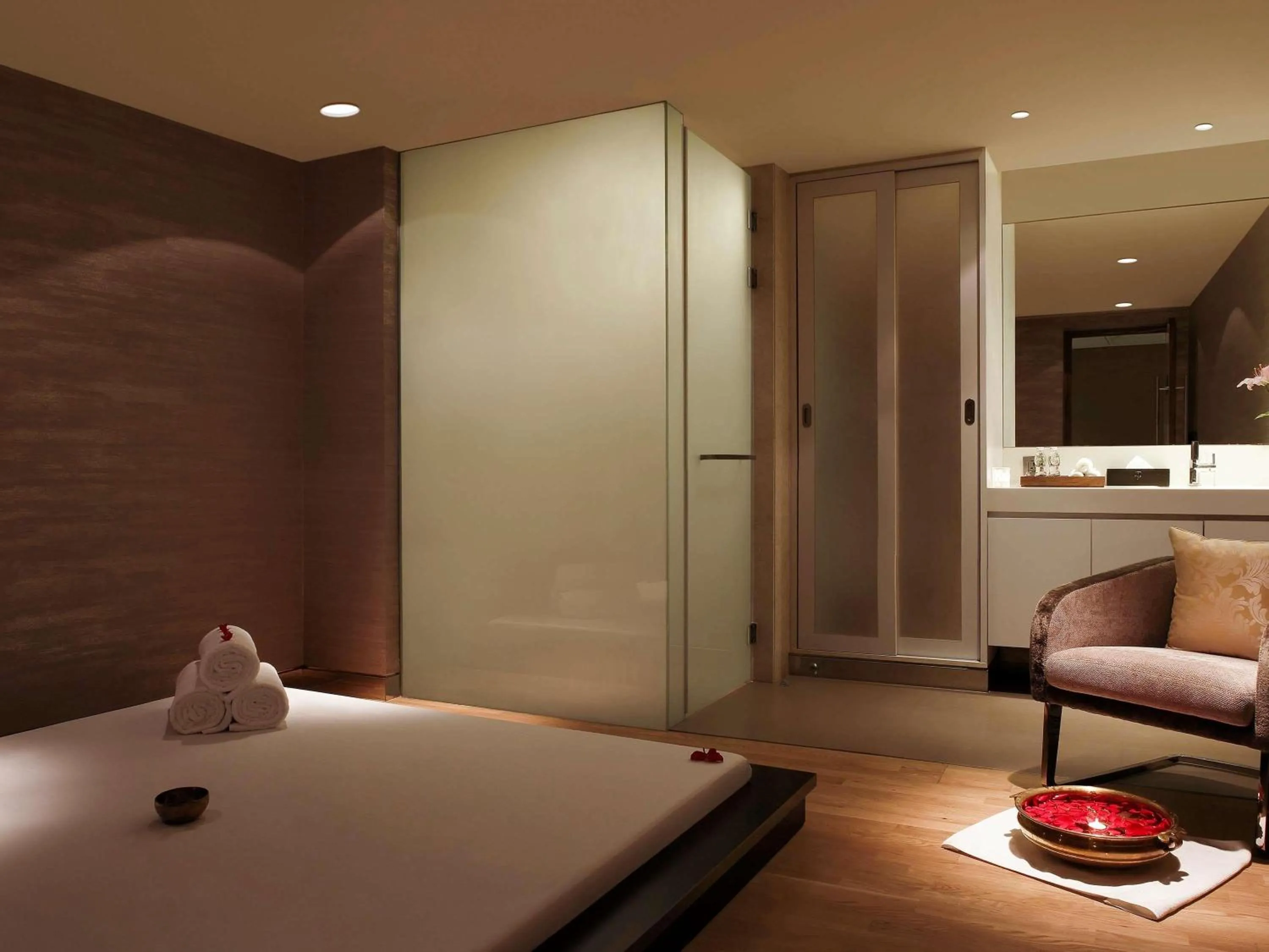 Spa and wellness centre/facilities, Bed in Novotel New Delhi Aerocity