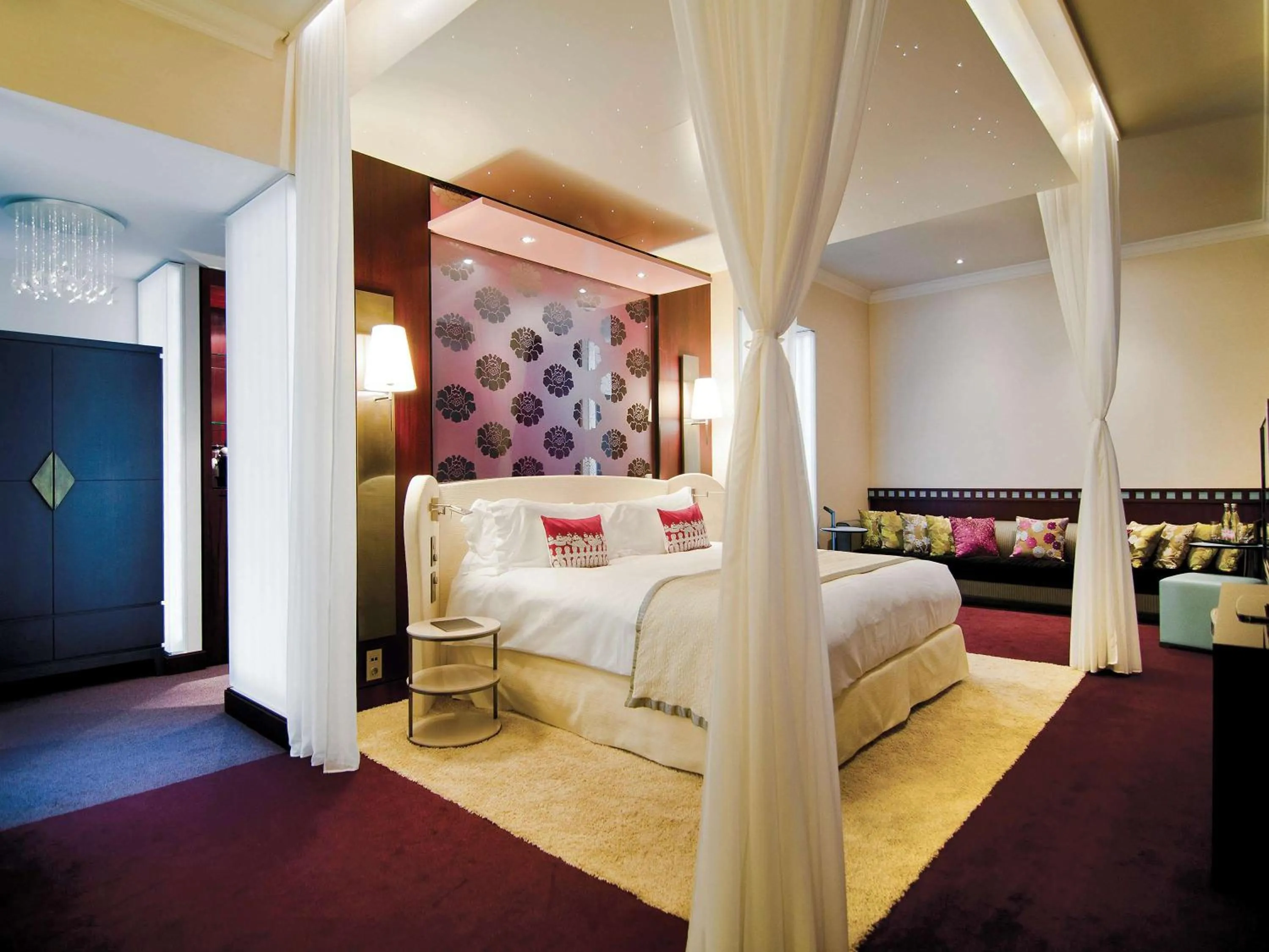 wedding, Bed in Canal House Suites at Sofitel Legend The Grand Amsterdam
