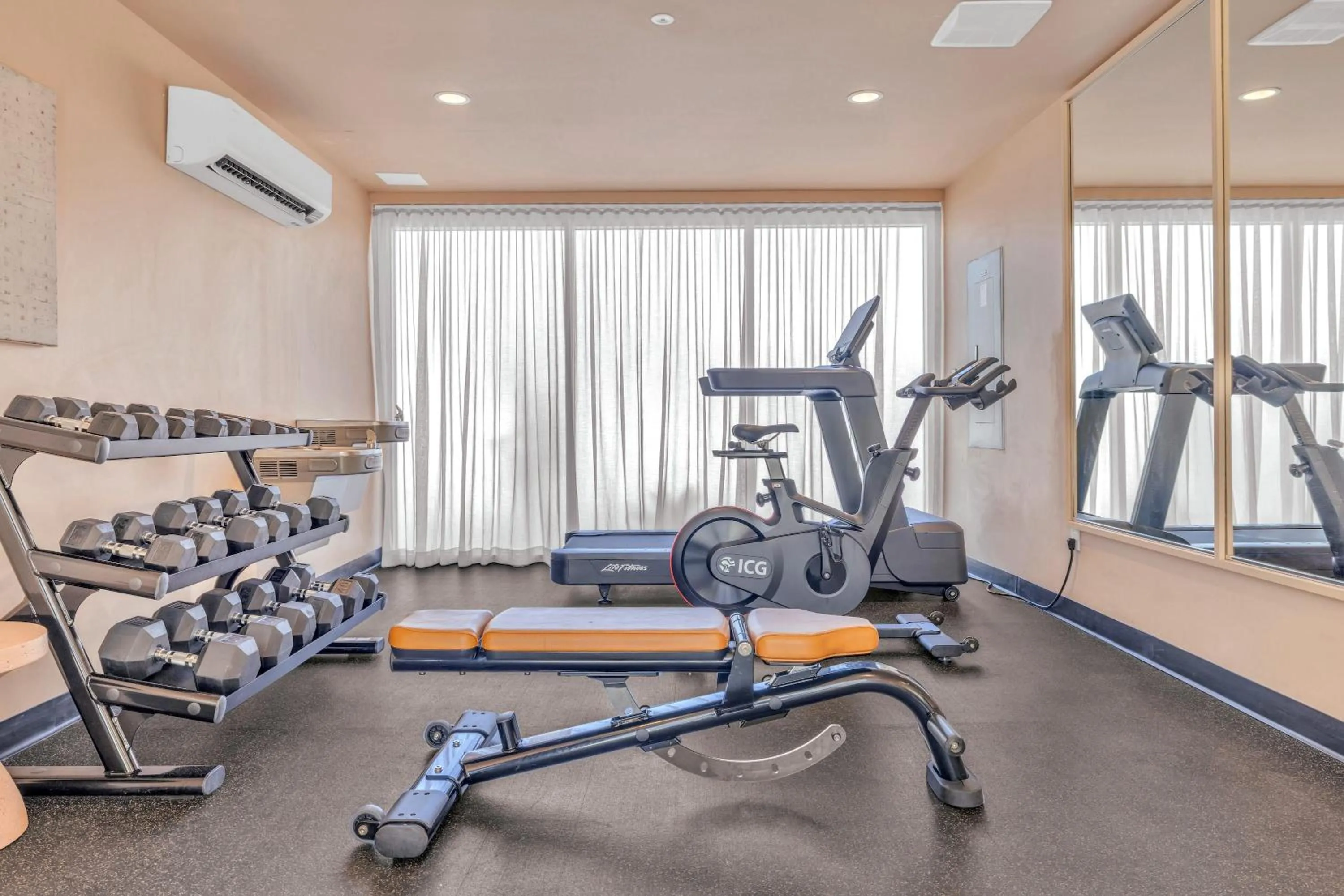 Fitness centre/facilities in City Center Hotel By Kasa