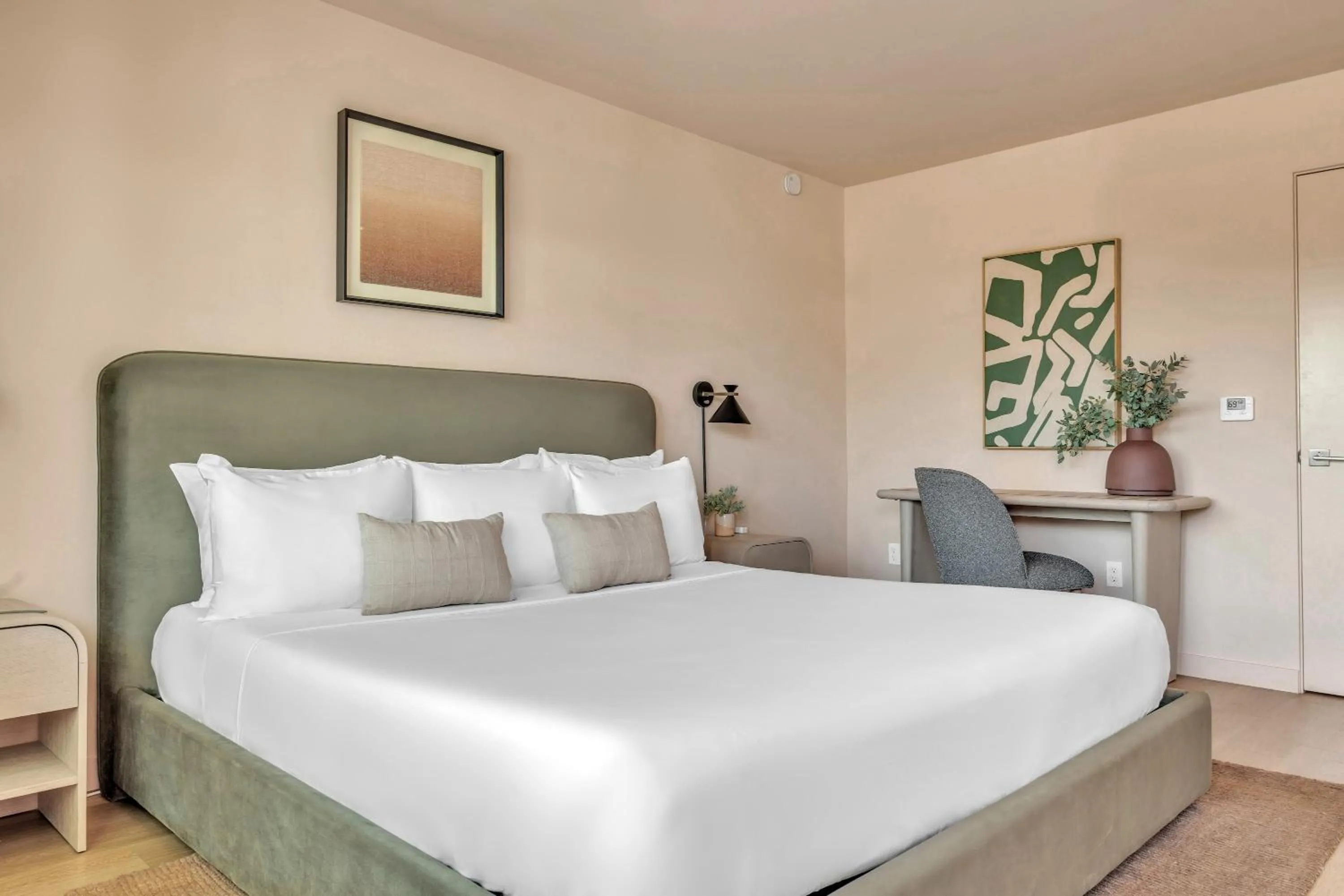 Property building, Bed in City Center Hotel By Kasa