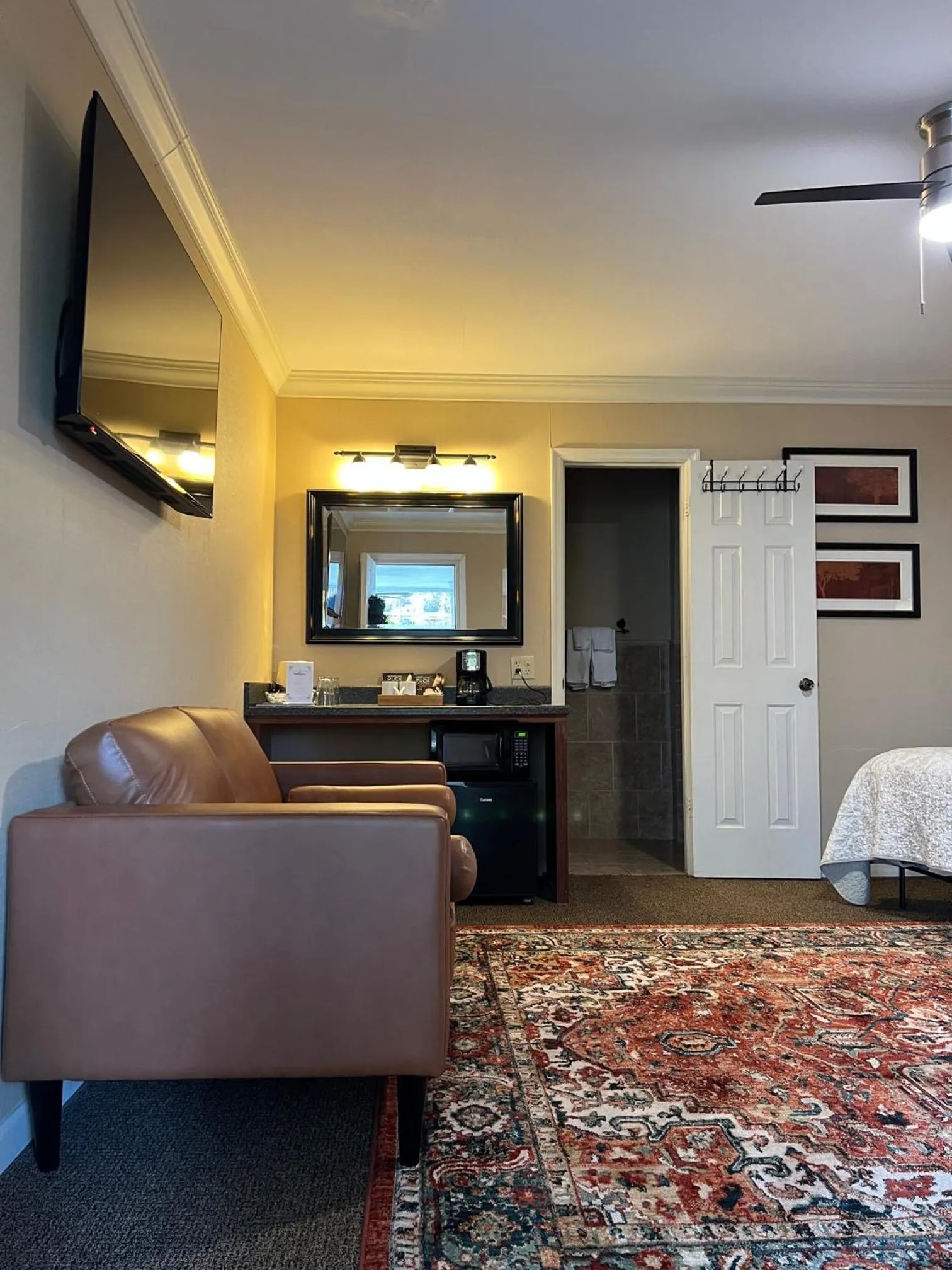 Seating area, Bed in The Mount Vernon Inn