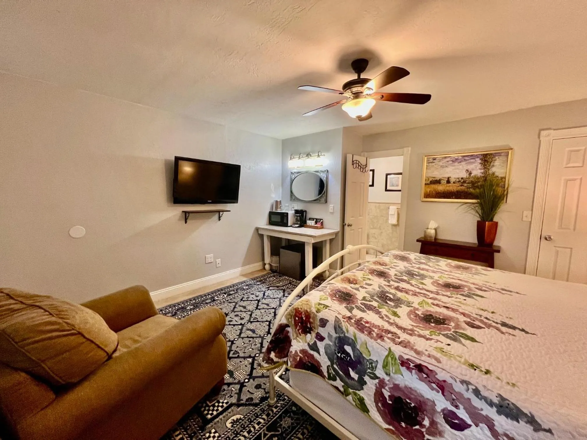 Bed in The Mount Vernon Inn