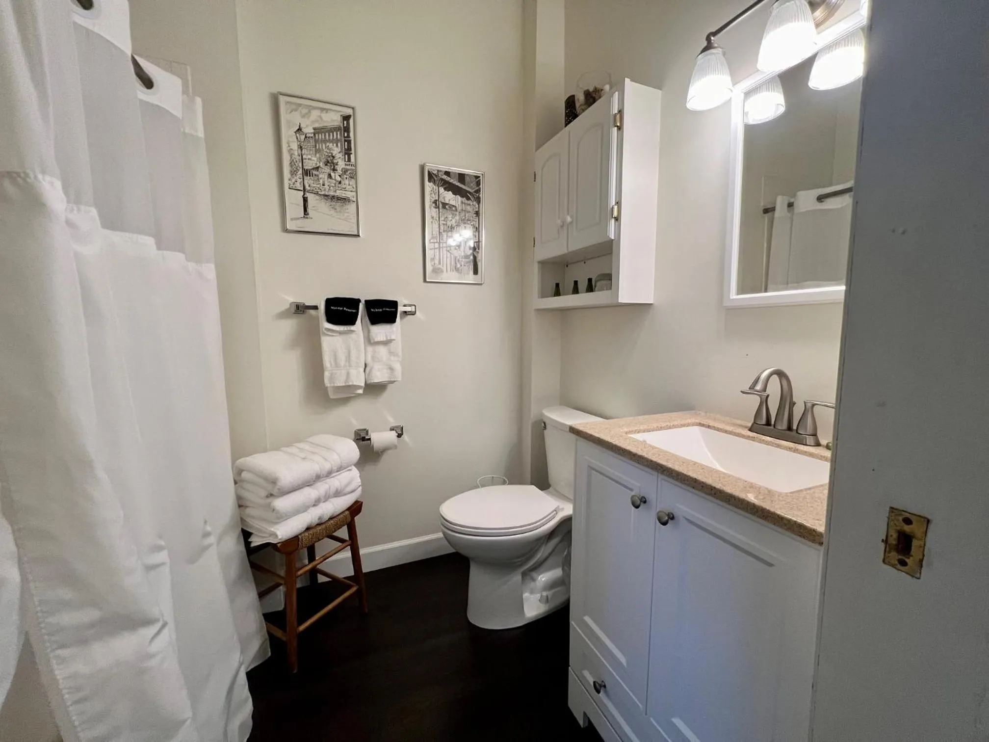 Bathroom in The Mount Vernon Inn