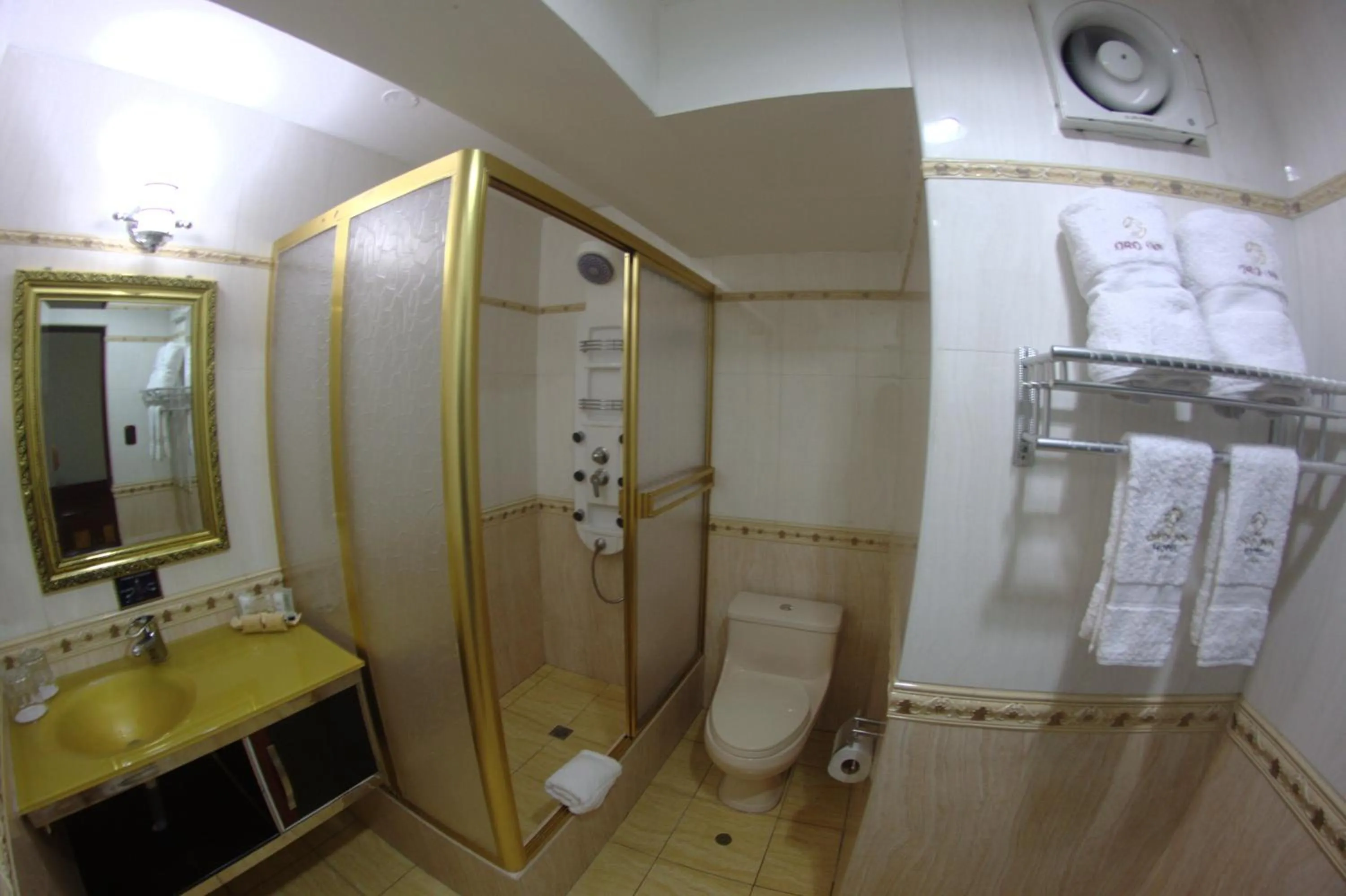 Bathroom in Hotel Oro Inn